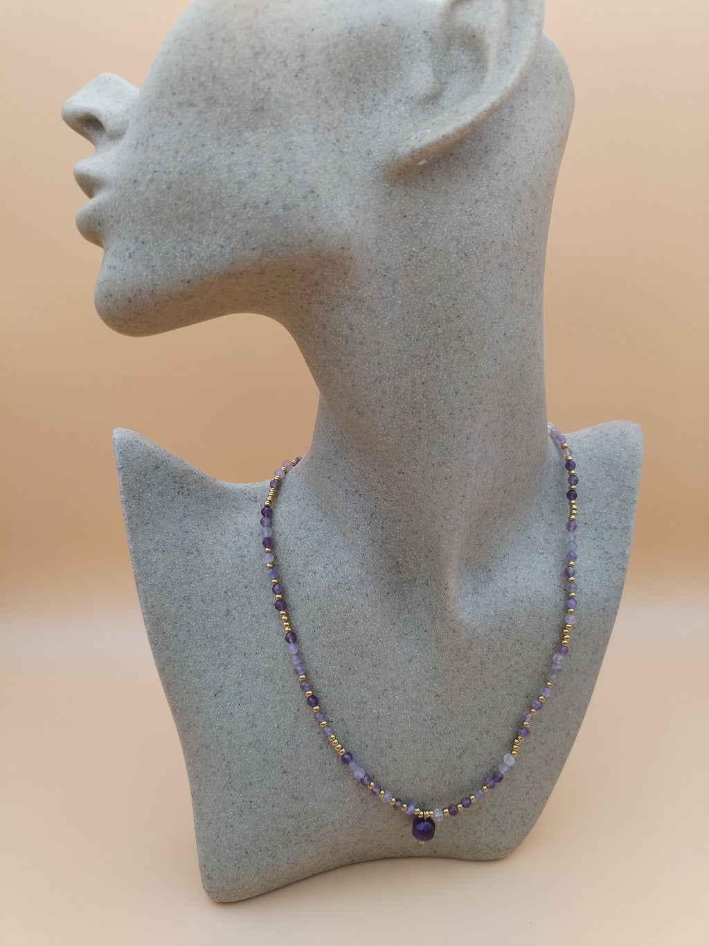 Collier composé de perles d'améthyste naturelle de qualité A et de perles dorées