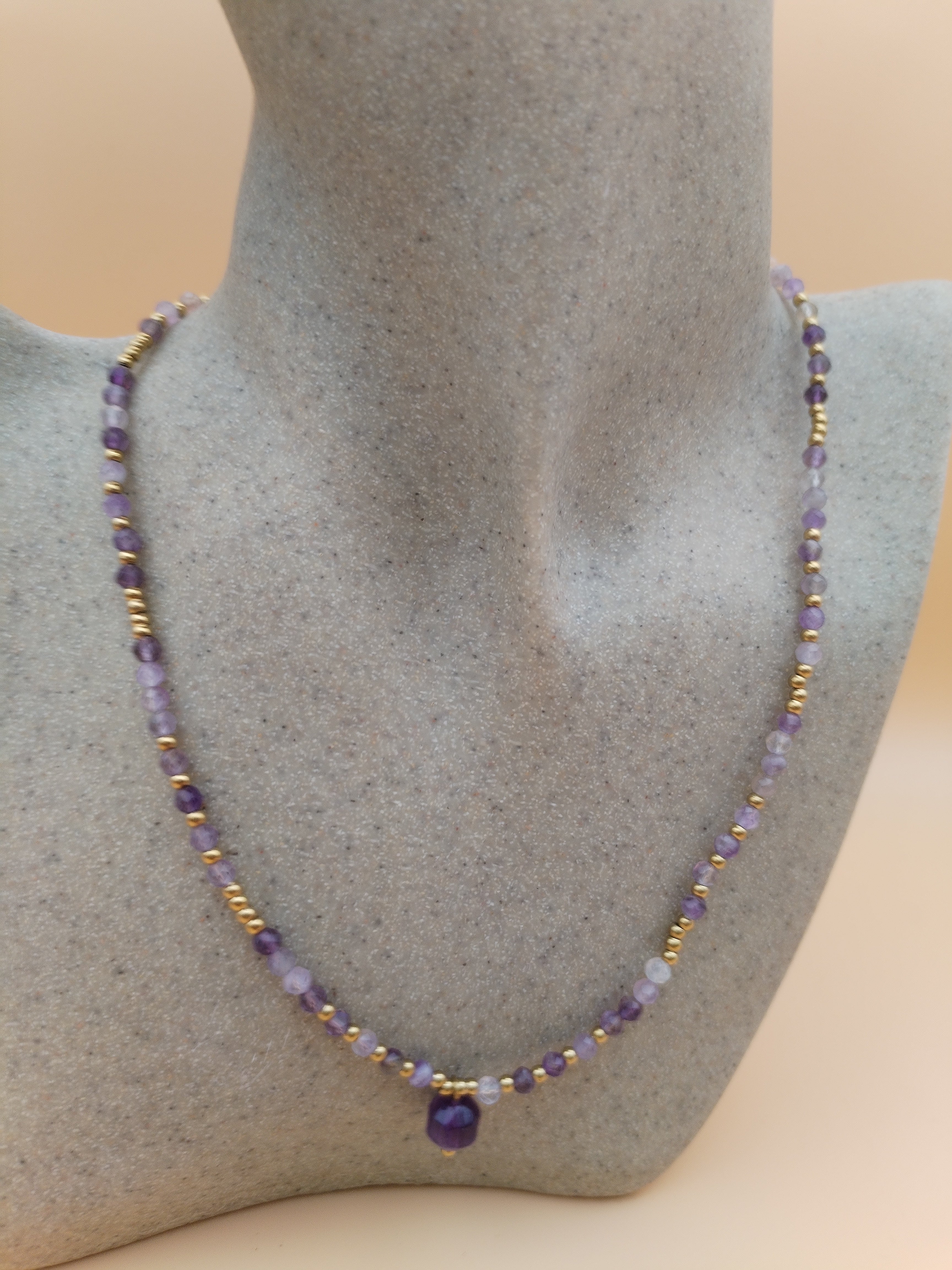 Collier composé de perles d'améthyste naturelle de qualité A et de perles dorées