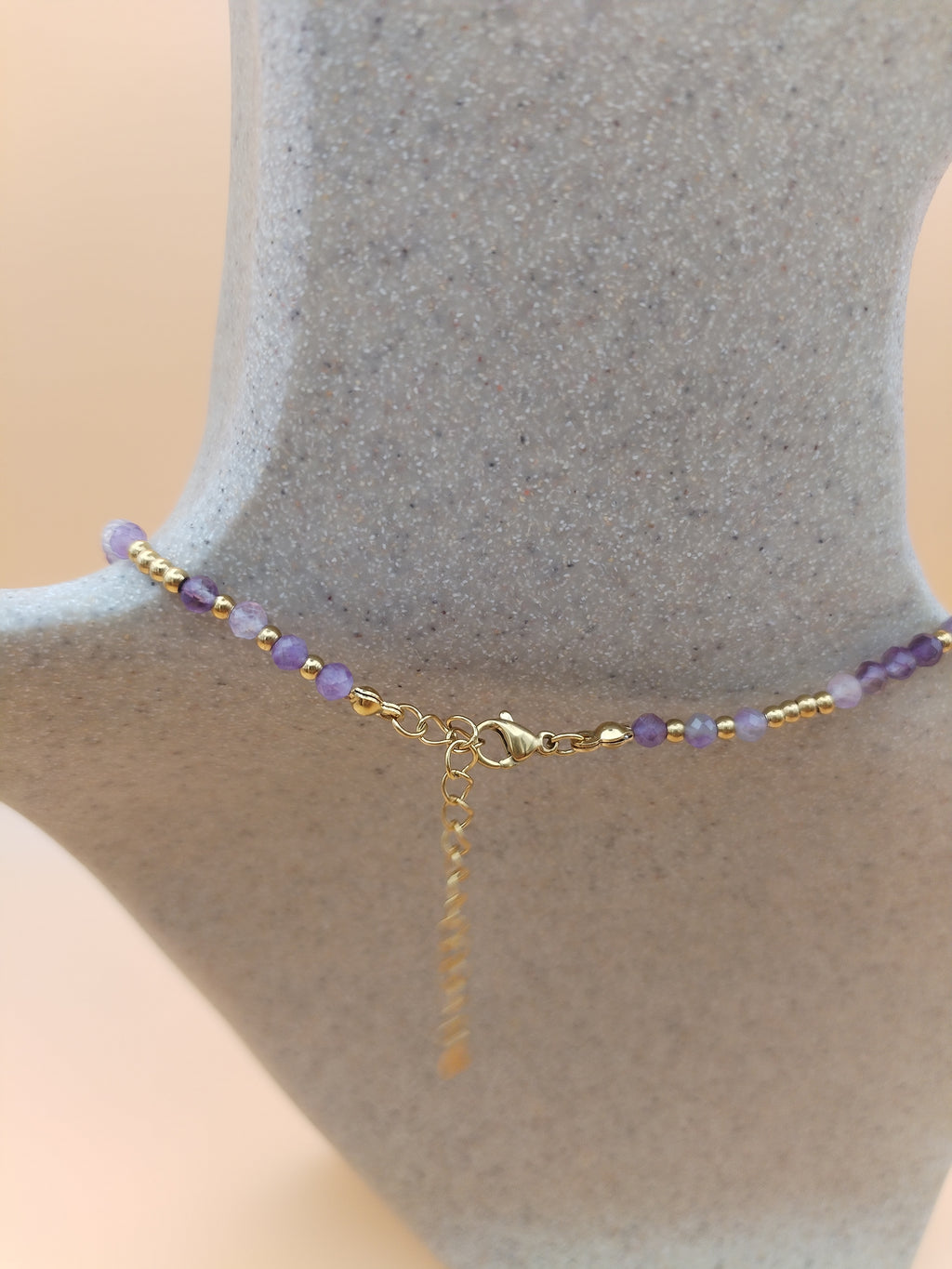 Collier composé de perles d'améthyste naturelle de qualité A et de perles dorées