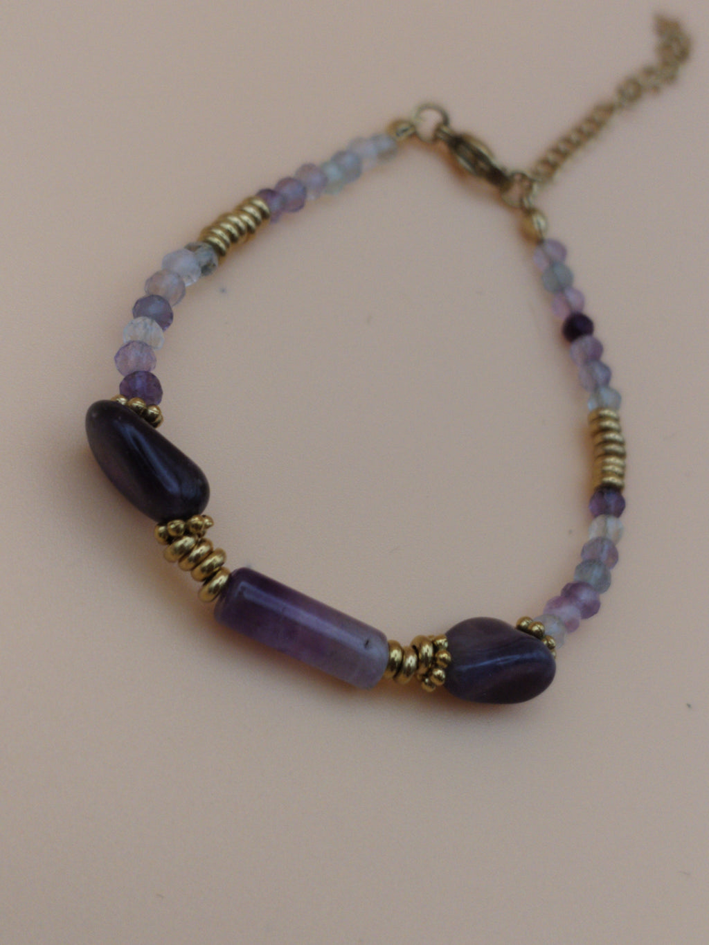 Bracelet Améthyste &amp; Perles Dorées – Qualité A