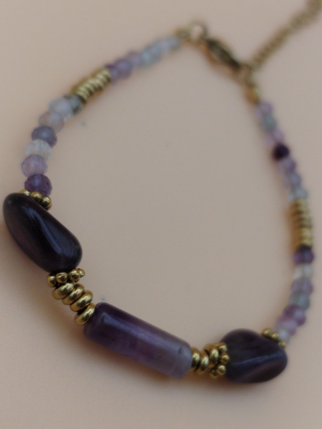 Bracelet Améthyste &amp; Perles Dorées – Qualité A