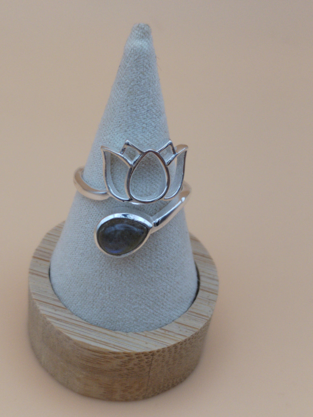 Bague Lotus en argent 925 rhodié &amp; labradorite AA&nbsp;– Ajustable