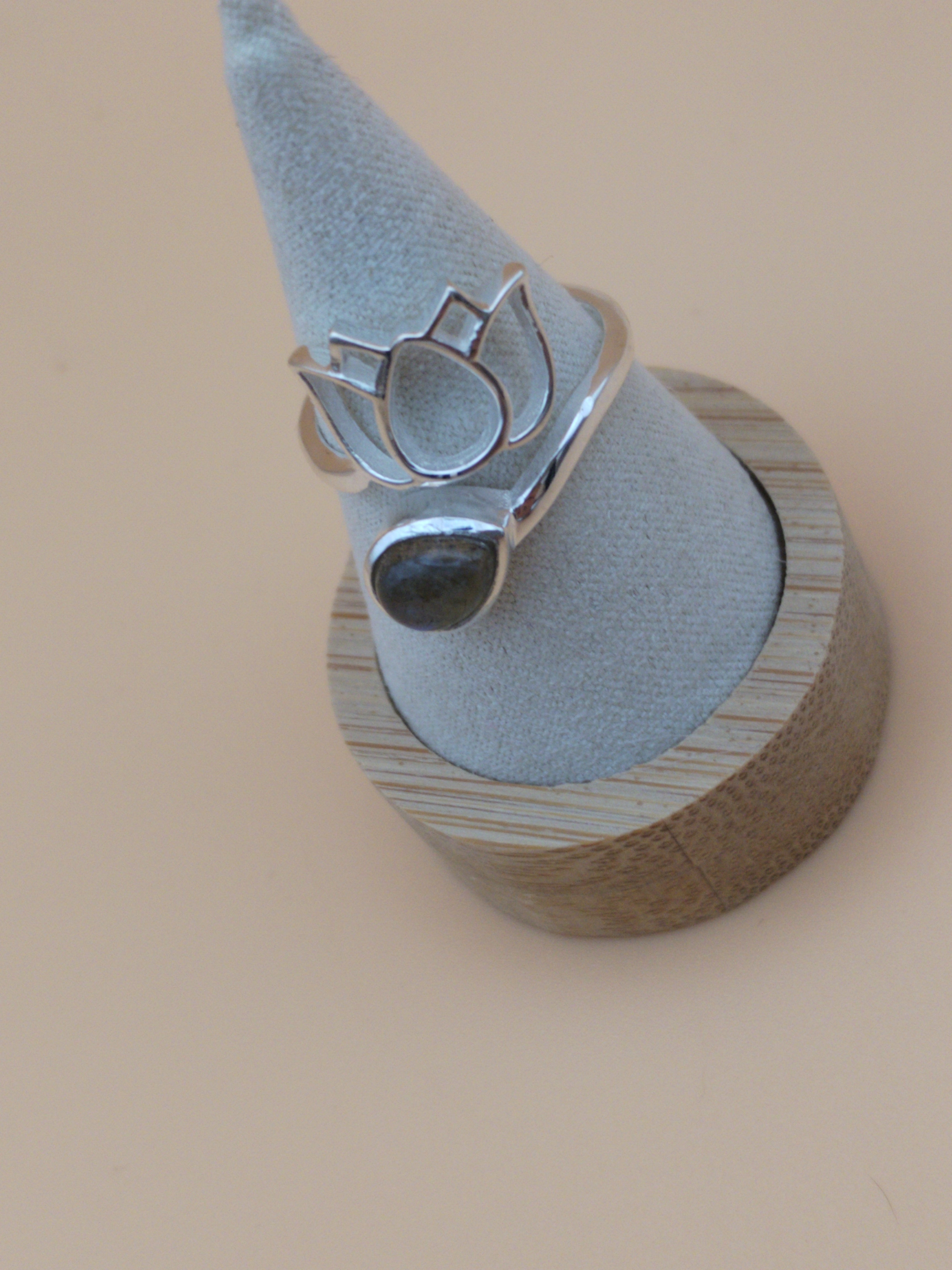 Bague Lotus en argent 925 rhodié &amp; labradorite AA&nbsp;– Ajustable