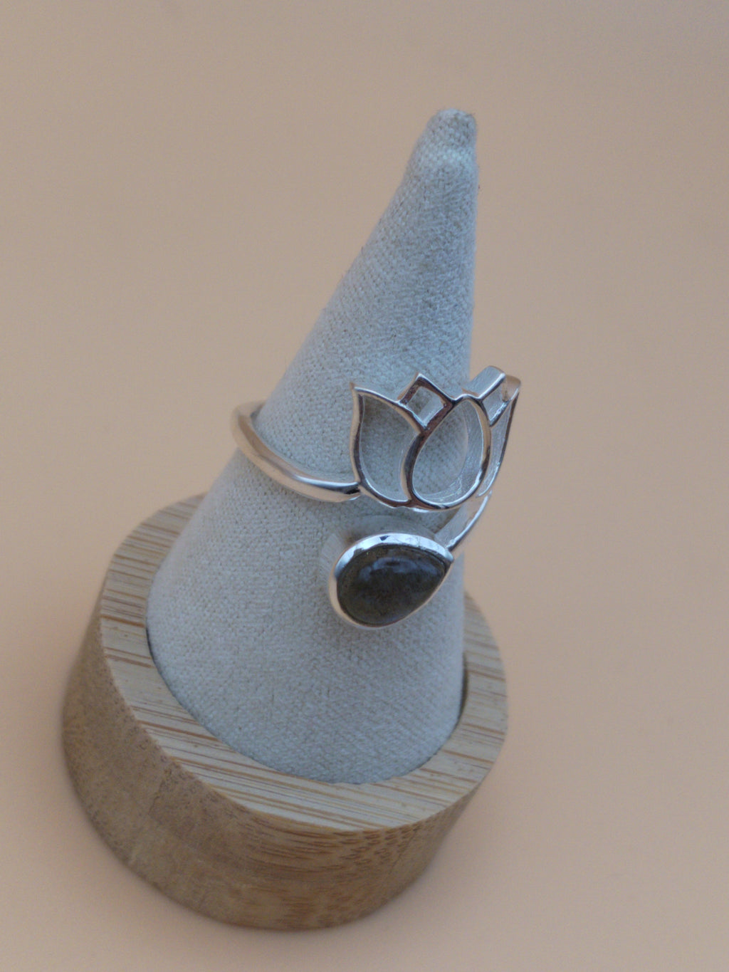 Bague Lotus en argent 925 rhodié &amp; labradorite AA&nbsp;– Ajustable