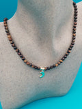 Collier ajustable en œil de tigre &amp; pendentif lune doré