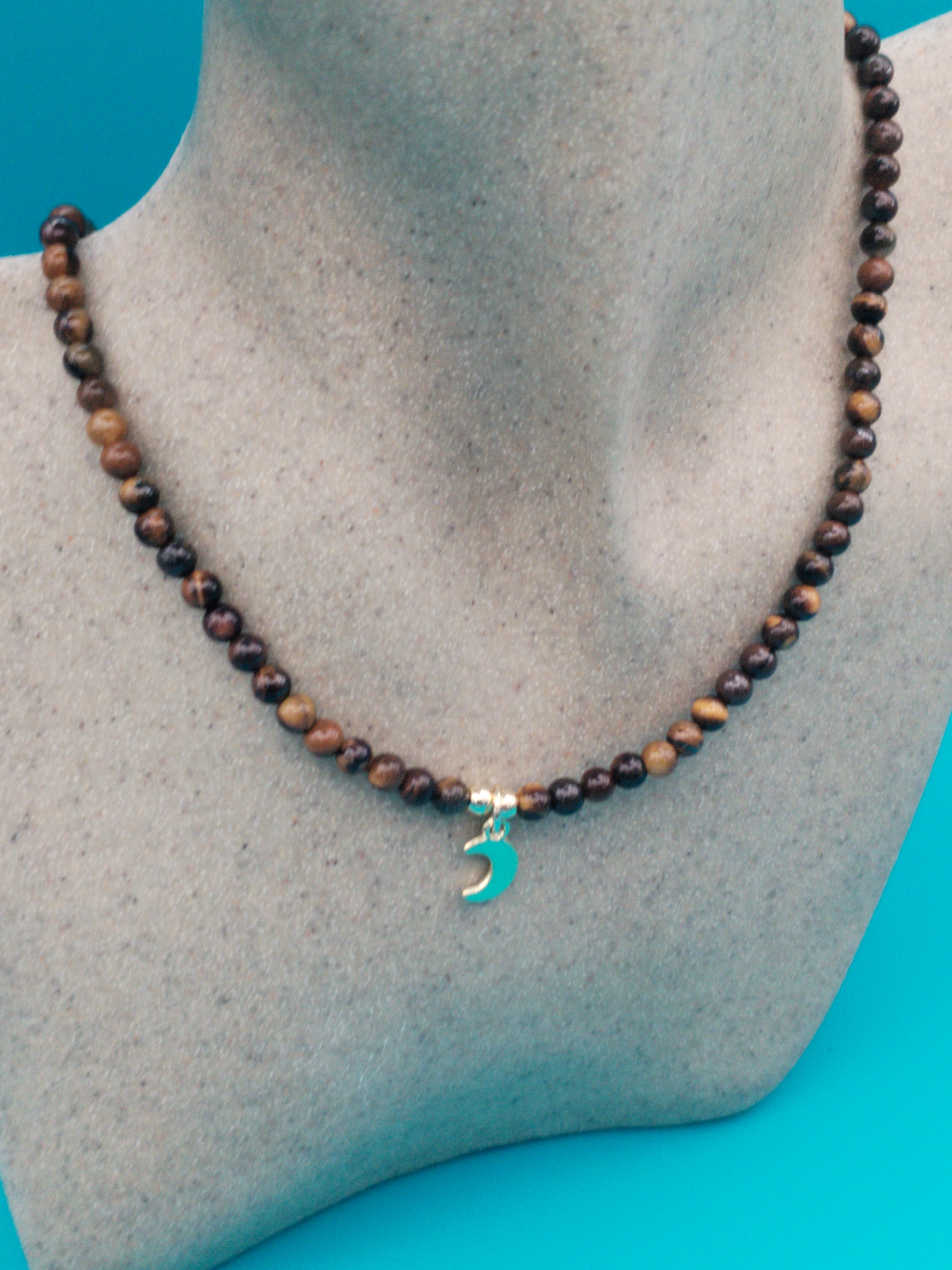 Collier ajustable en œil de tigre &amp; pendentif lune doré
