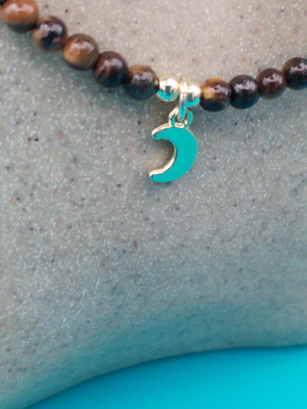 Collier ajustable en œil de tigre &amp; pendentif lune doré