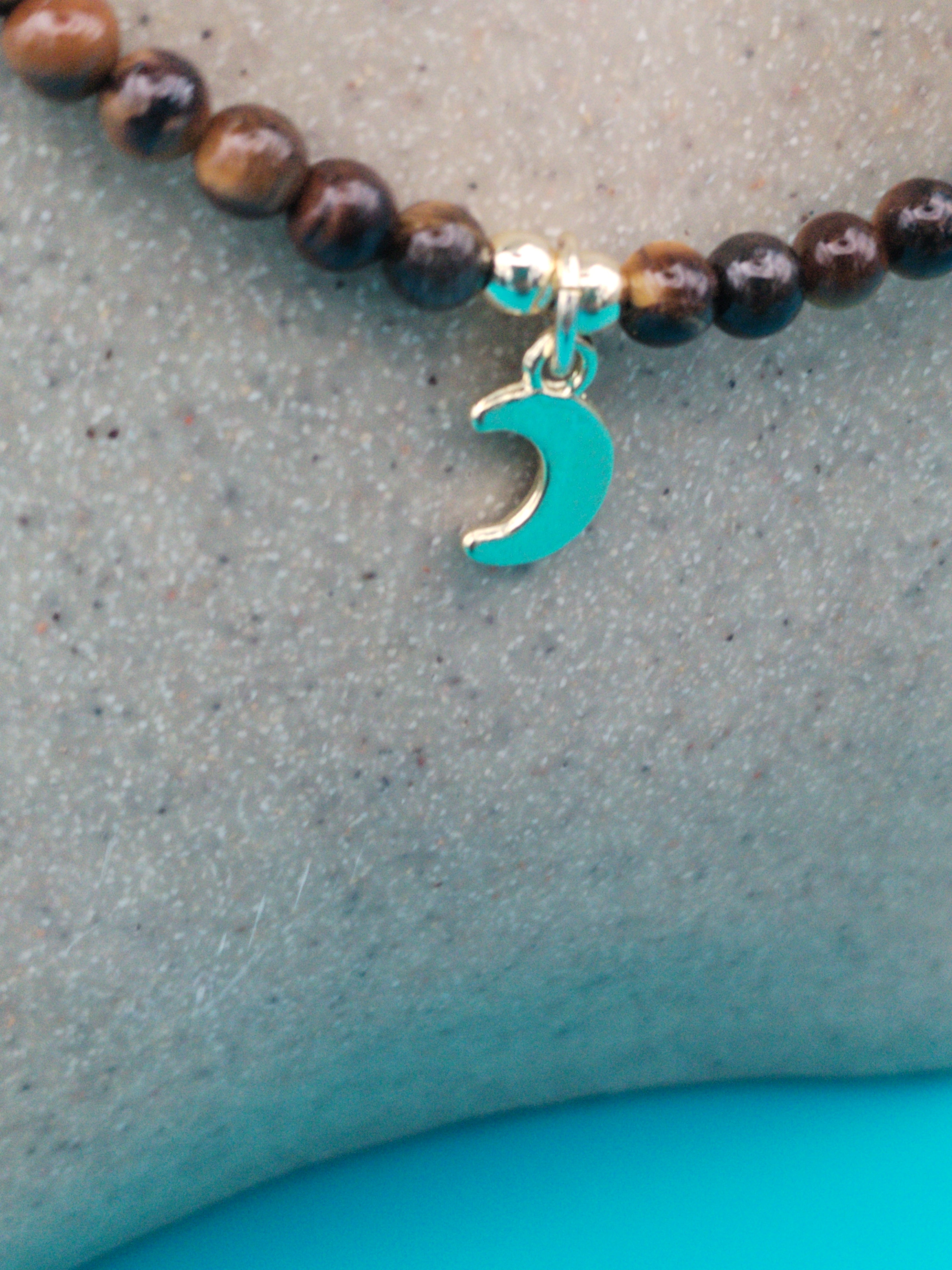 Collier ajustable en œil de tigre &amp; pendentif lune doré