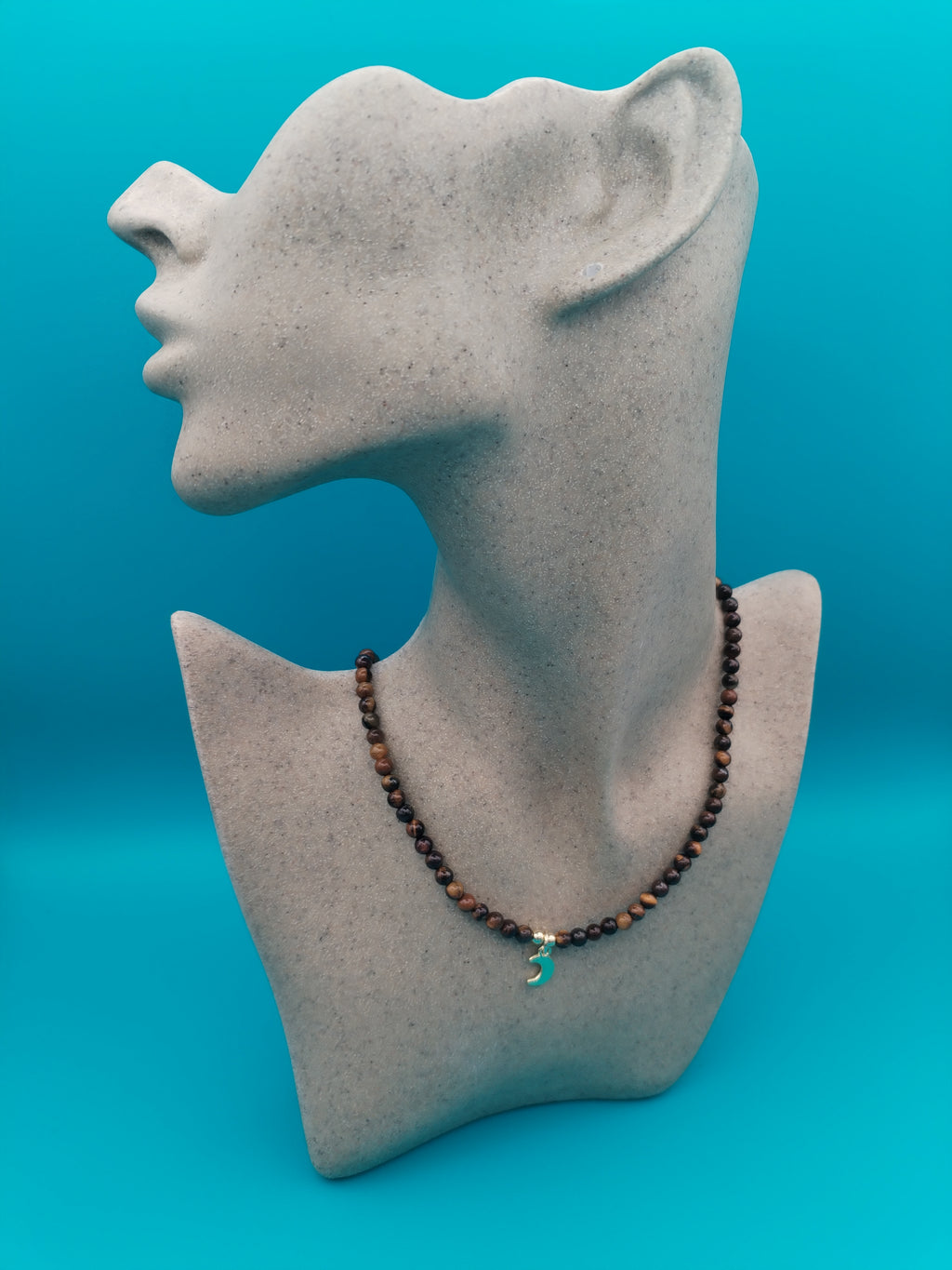 Collier ajustable en œil de tigre &amp; pendentif lune doré