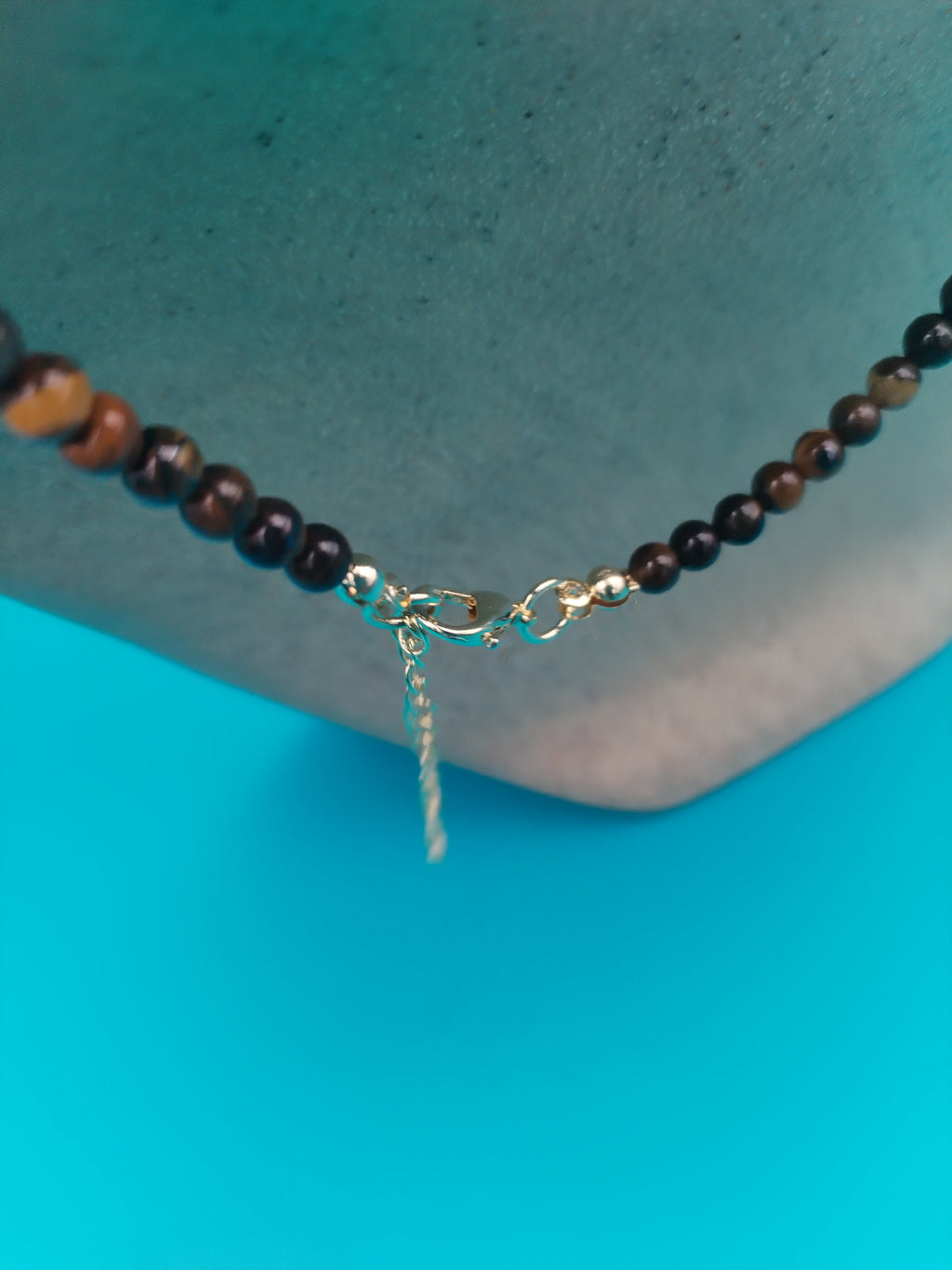 Collier ajustable en œil de tigre &amp; pendentif lune doré