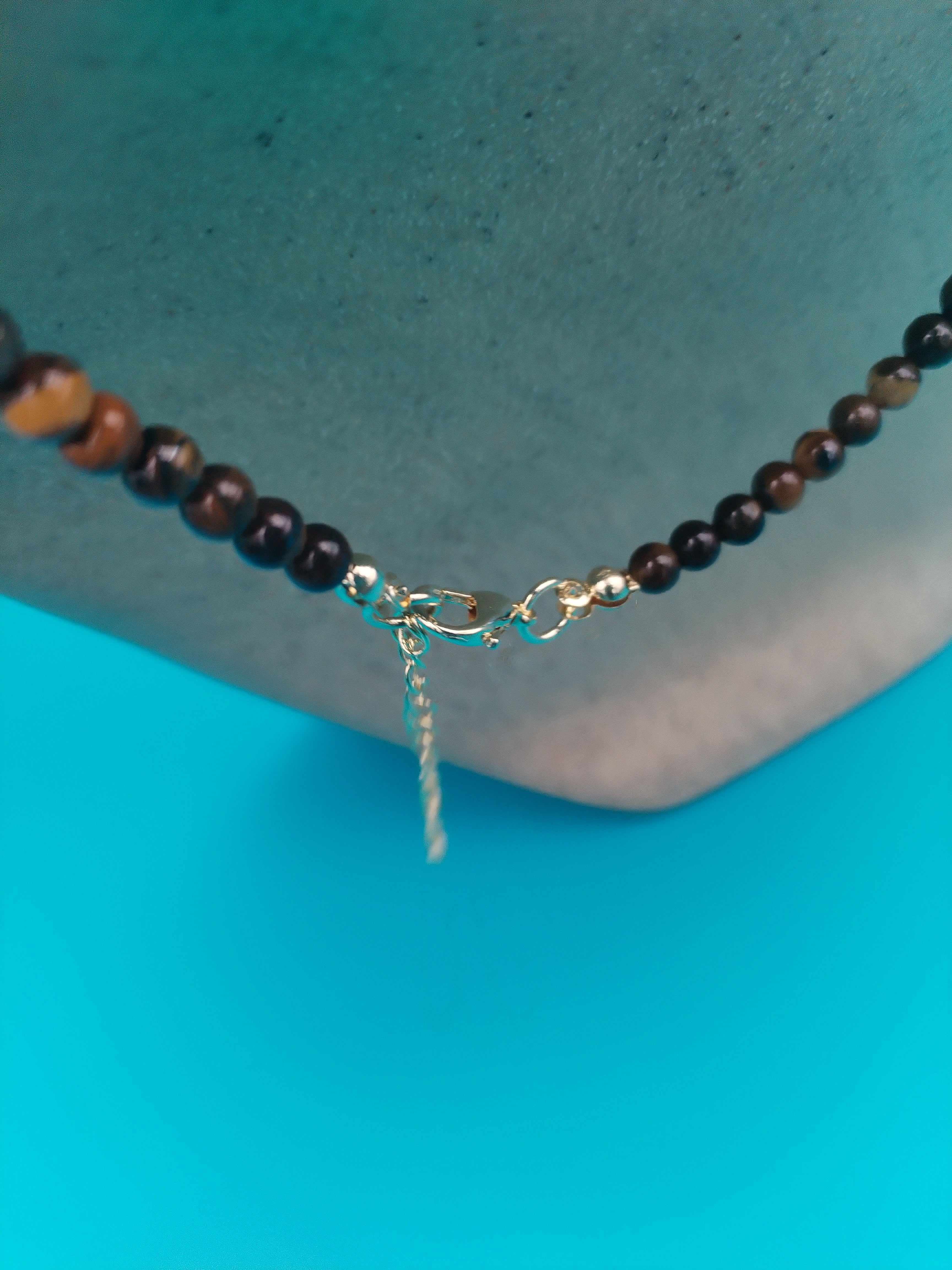 Collier ajustable en œil de tigre &amp; pendentif lune doré