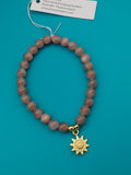 Bracelet élastique en pierre de soleil &amp; breloque soleil doré – Hypoallergénique
