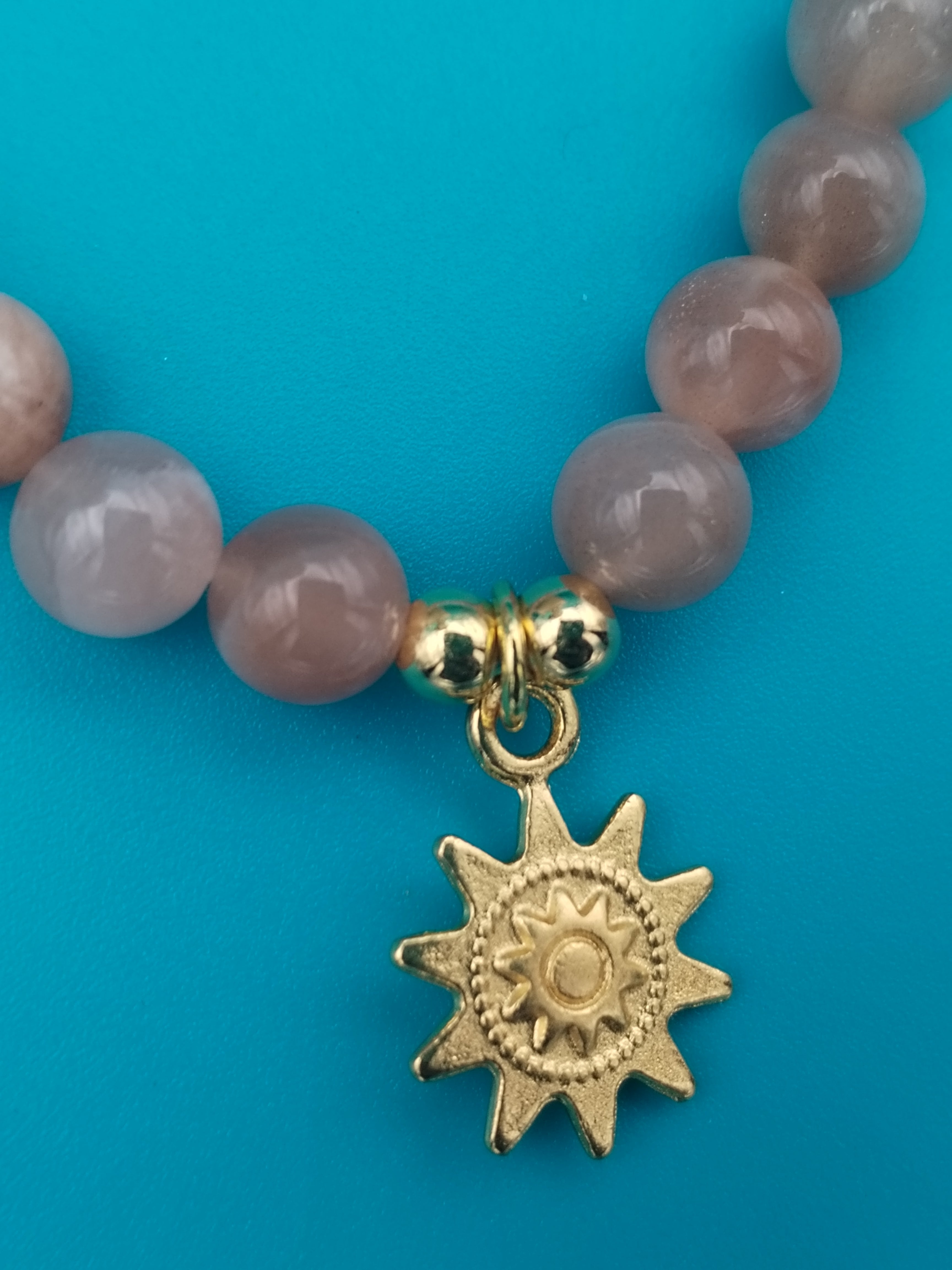 Bracelet élastique en pierre de soleil &amp; breloque soleil doré – Hypoallergénique