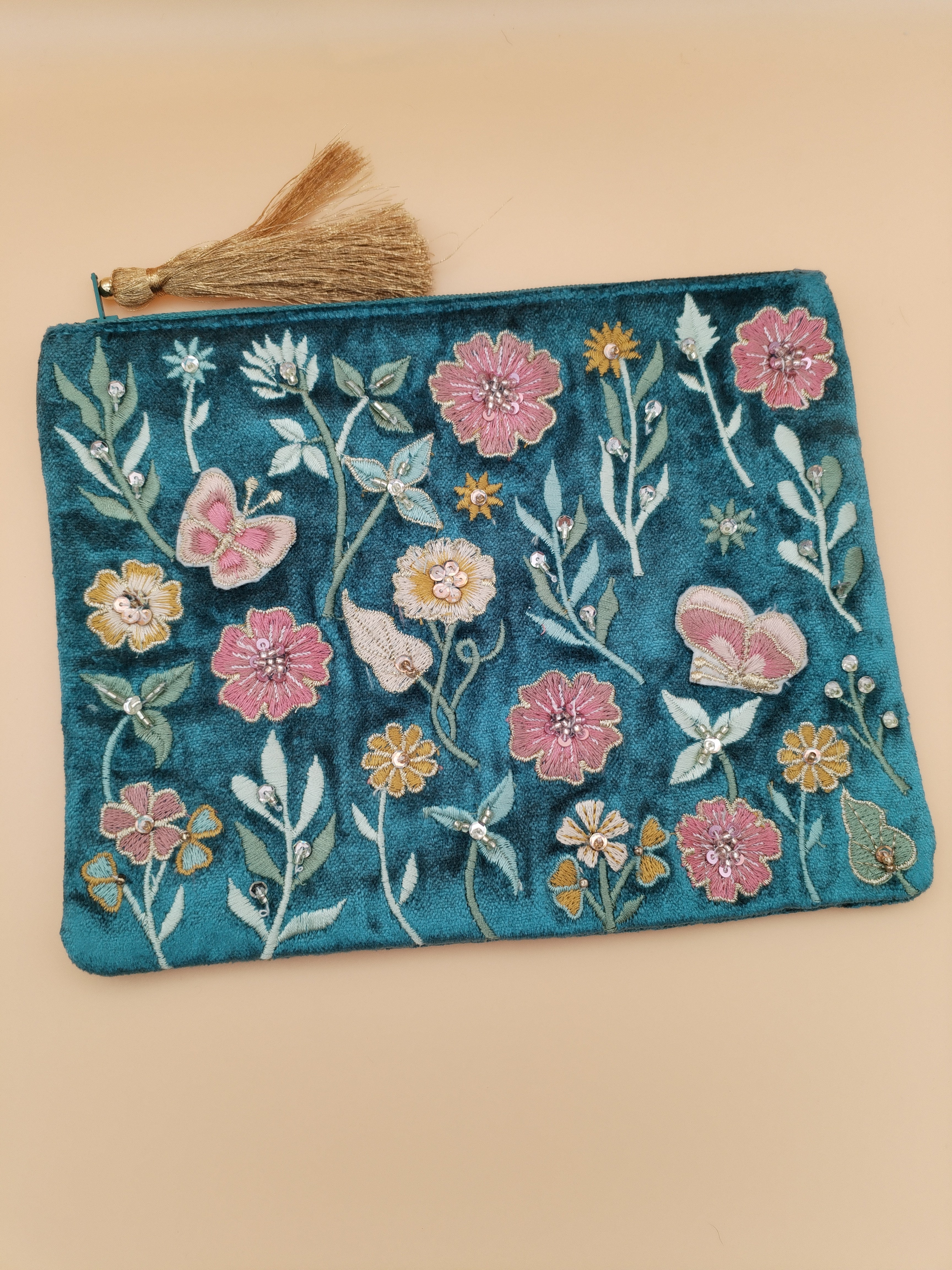 Pochette velours brodée fleurs et papillons – 20x15 cm