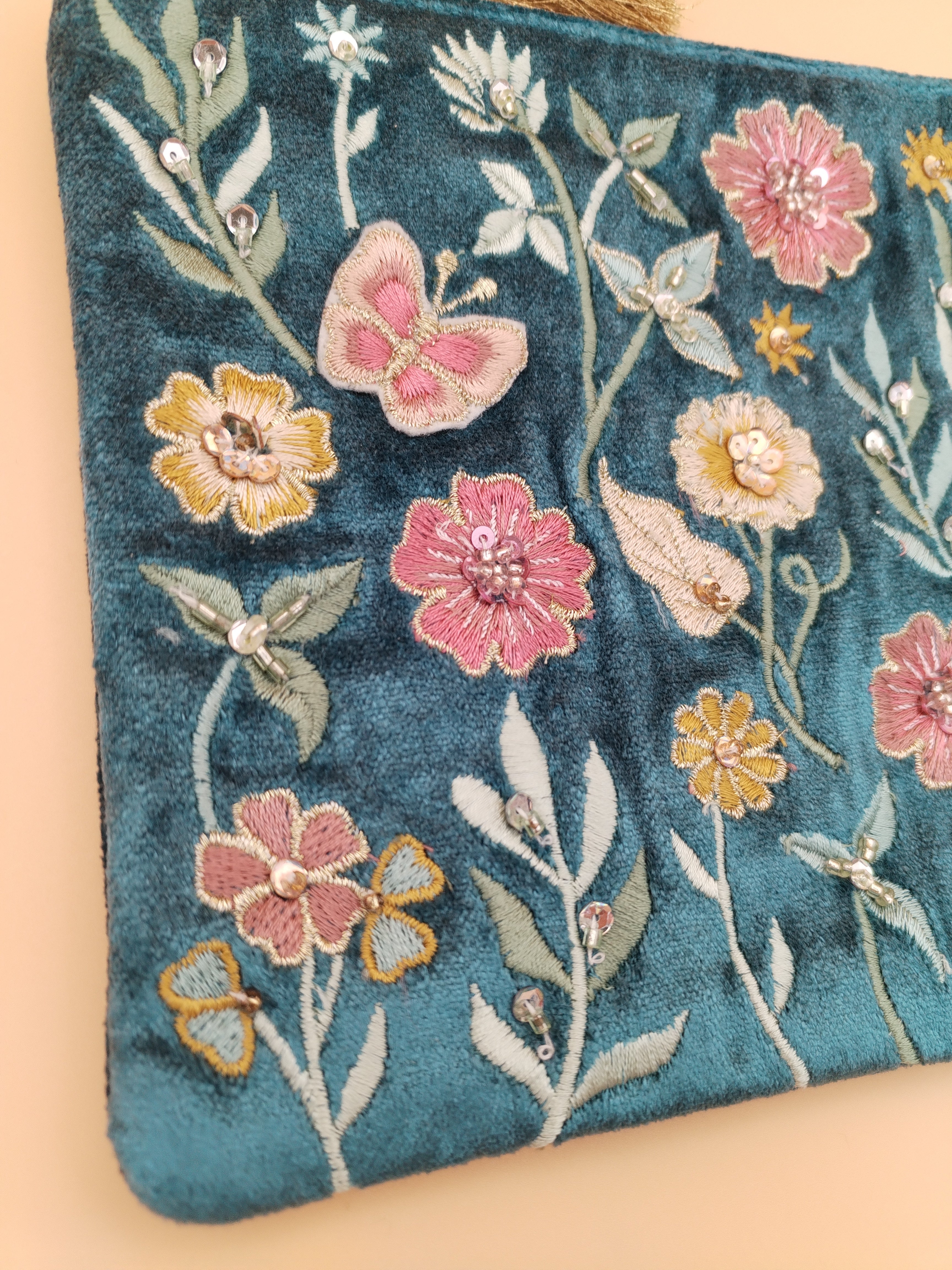 Pochette velours brodée fleurs et papillons – 20x15 cm