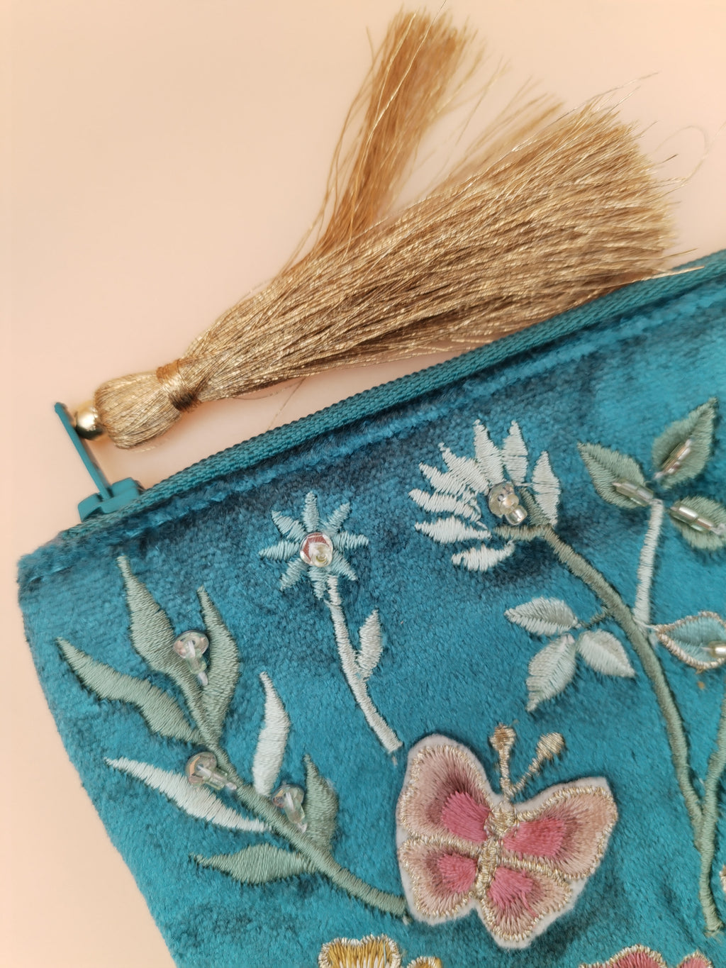 Pochette velours brodée fleurs et papillons – 20x15 cm