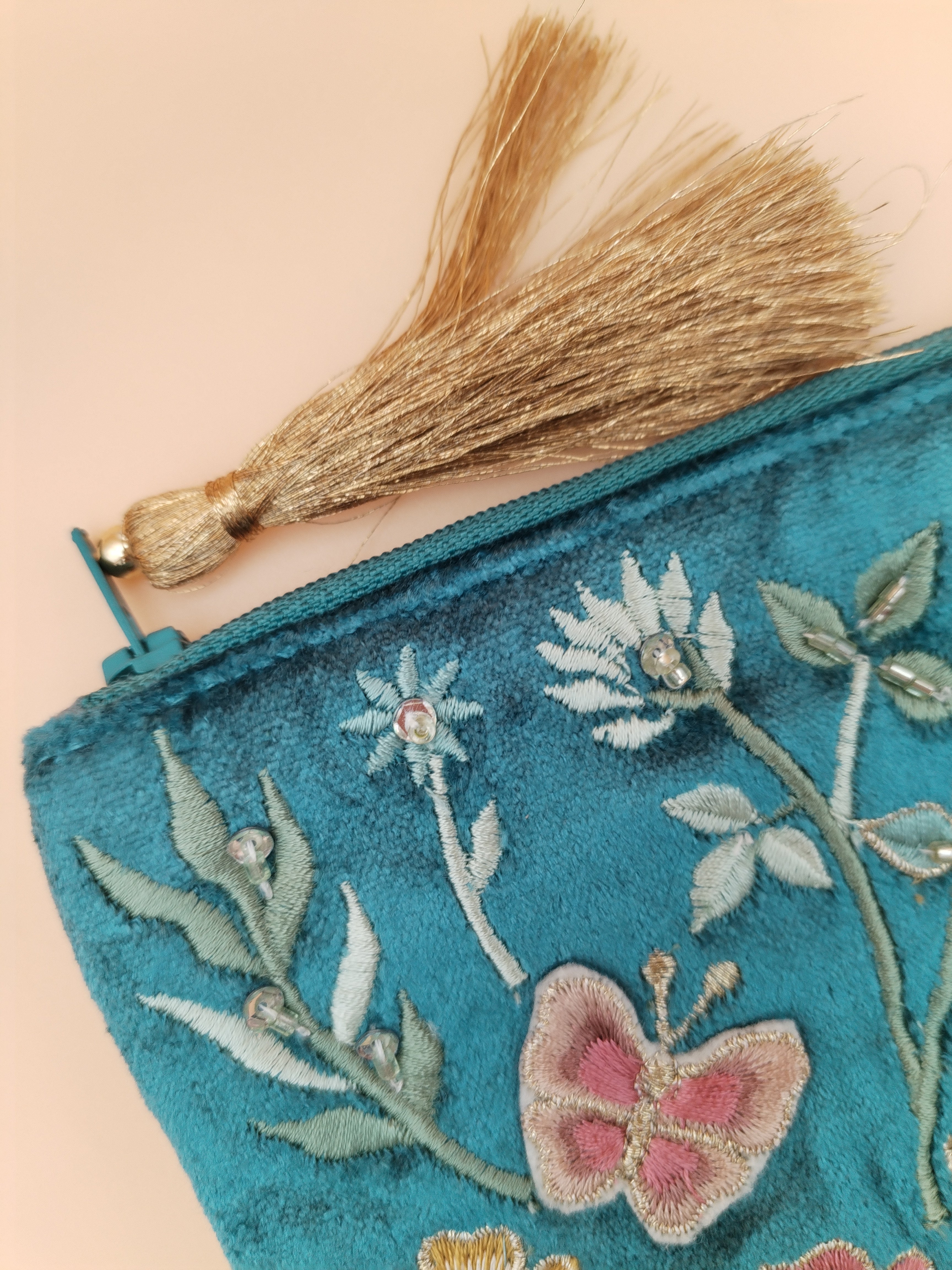 Pochette velours brodée fleurs et papillons – 20x15 cm