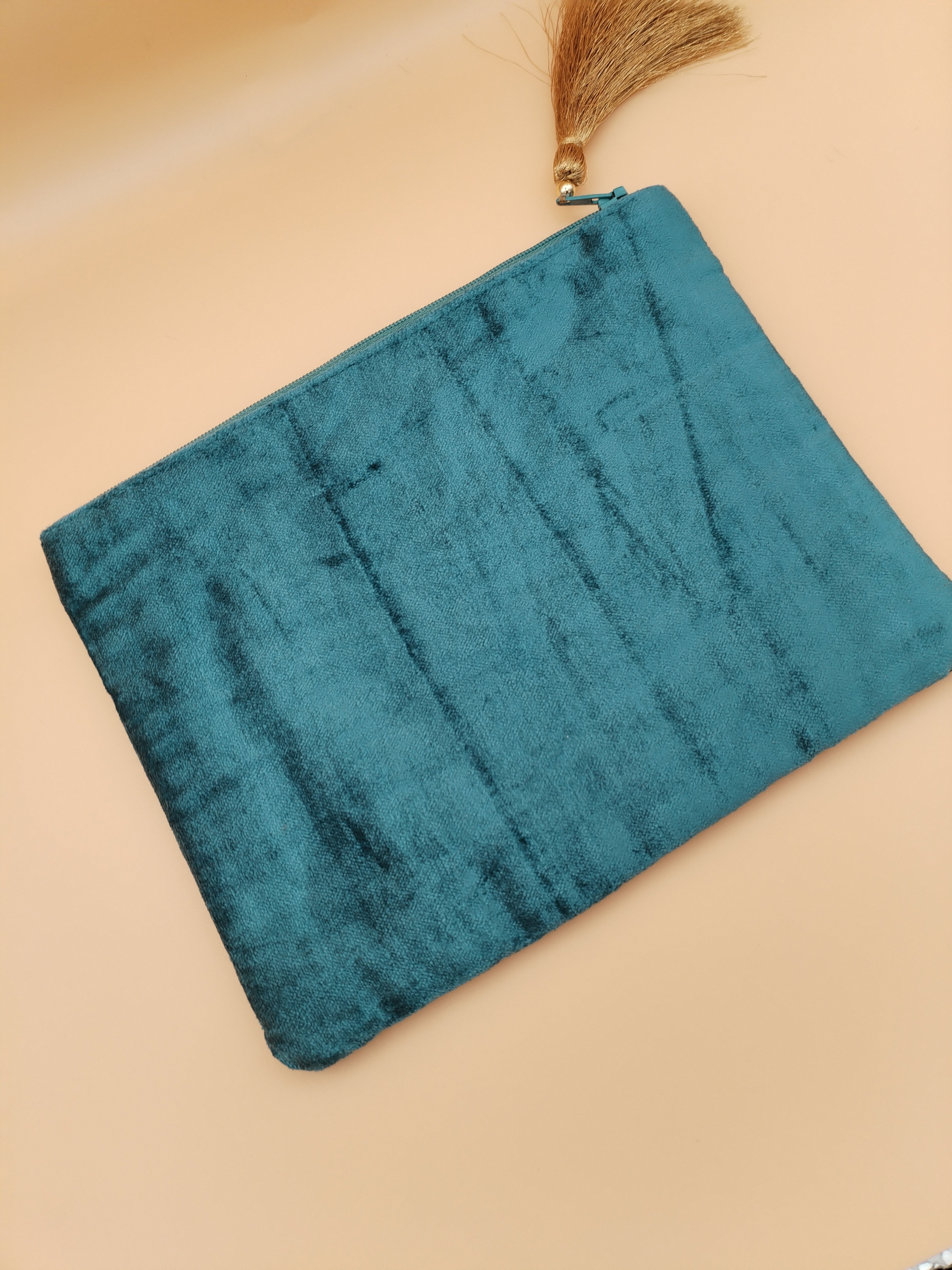 Pochette velours brodée fleurs et papillons – 20x15 cm