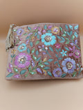 Pochette velours brodée fleurs pastel et sequins
