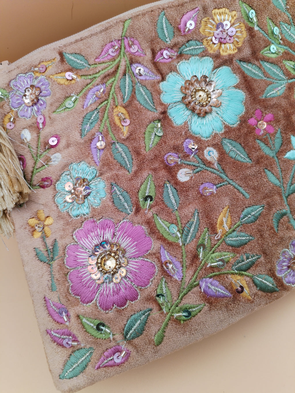 Pochette velours brodée fleurs pastel et sequins