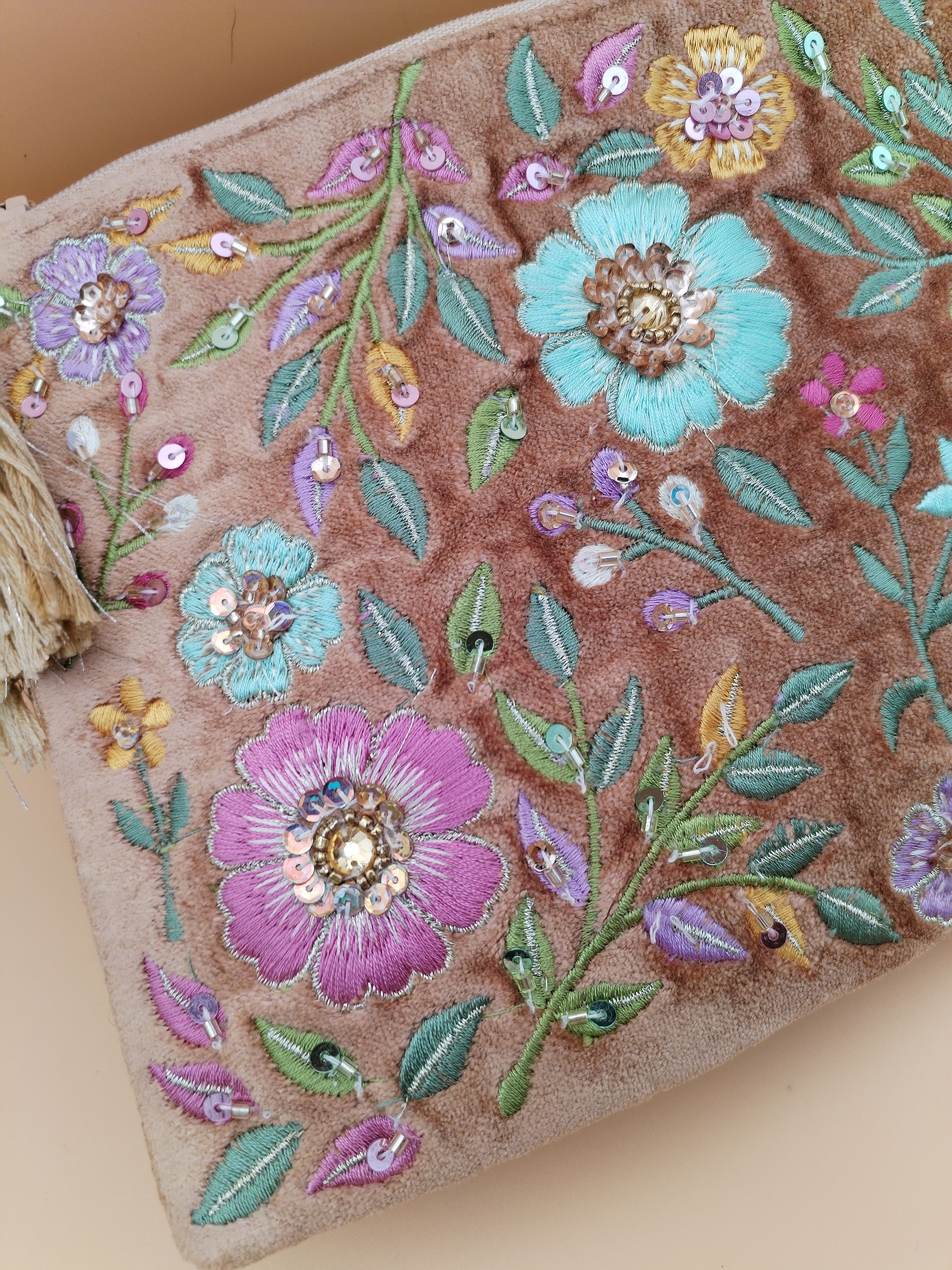 Pochette velours brodée fleurs pastel et sequins