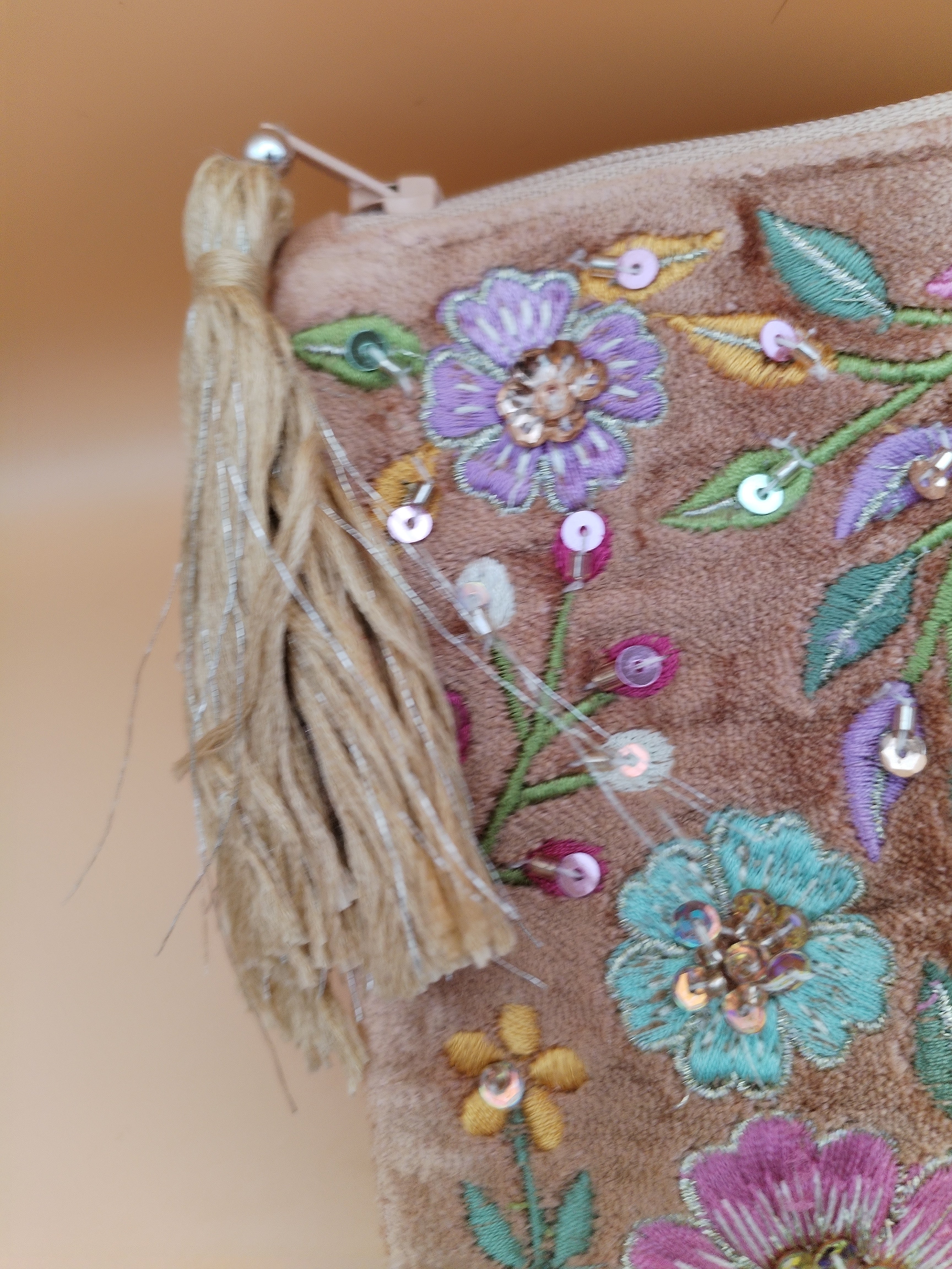 Pochette velours brodée fleurs pastel et sequins