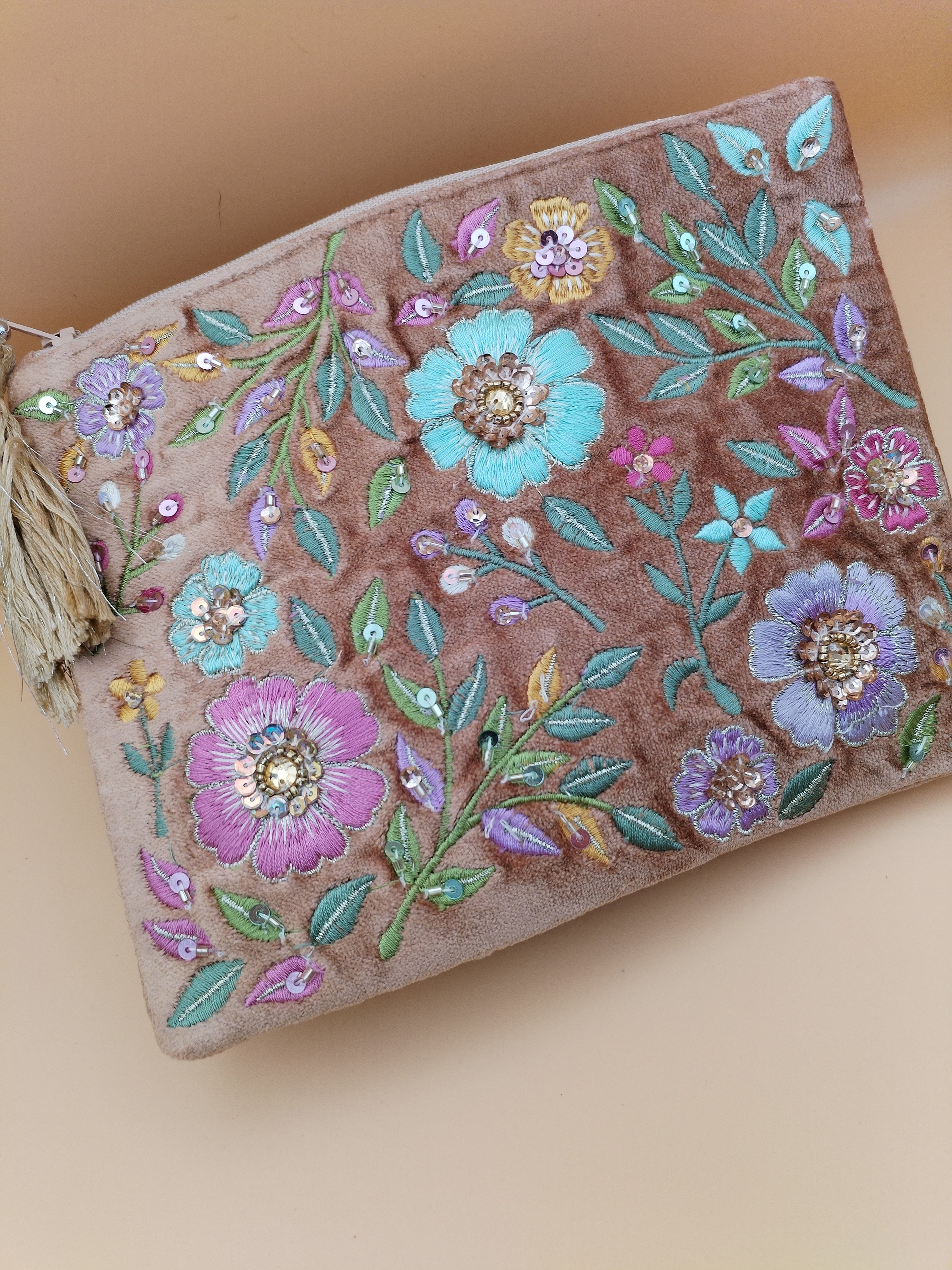 Pochette velours brodée fleurs pastel et sequins