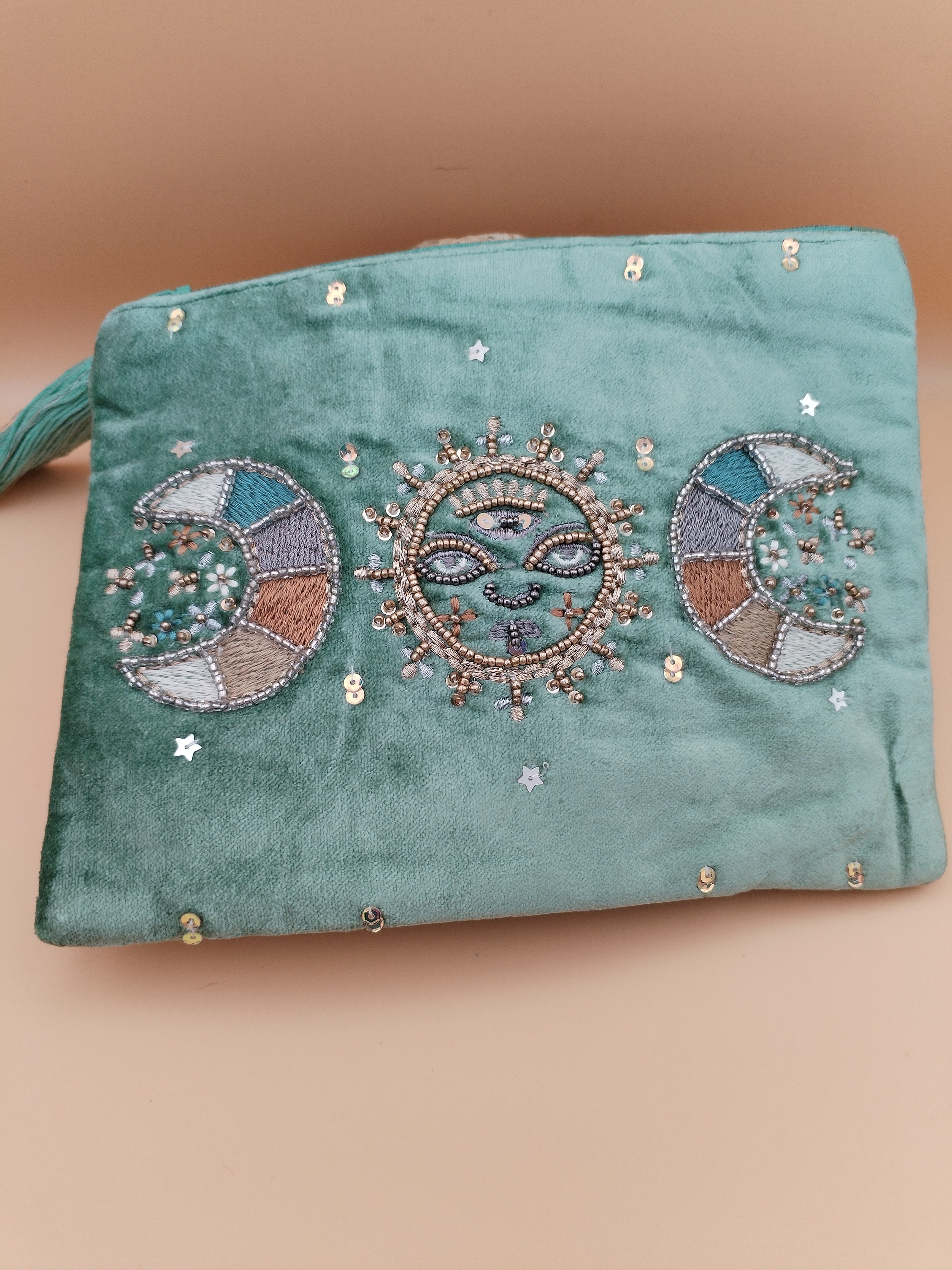 Pochette velours céleste soleil et lunes brodées