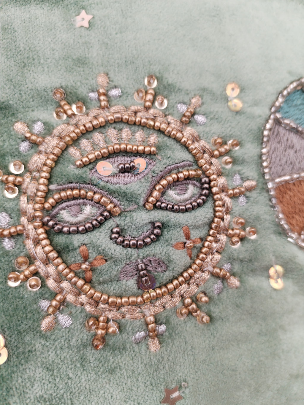 Pochette velours céleste soleil et lunes brodées