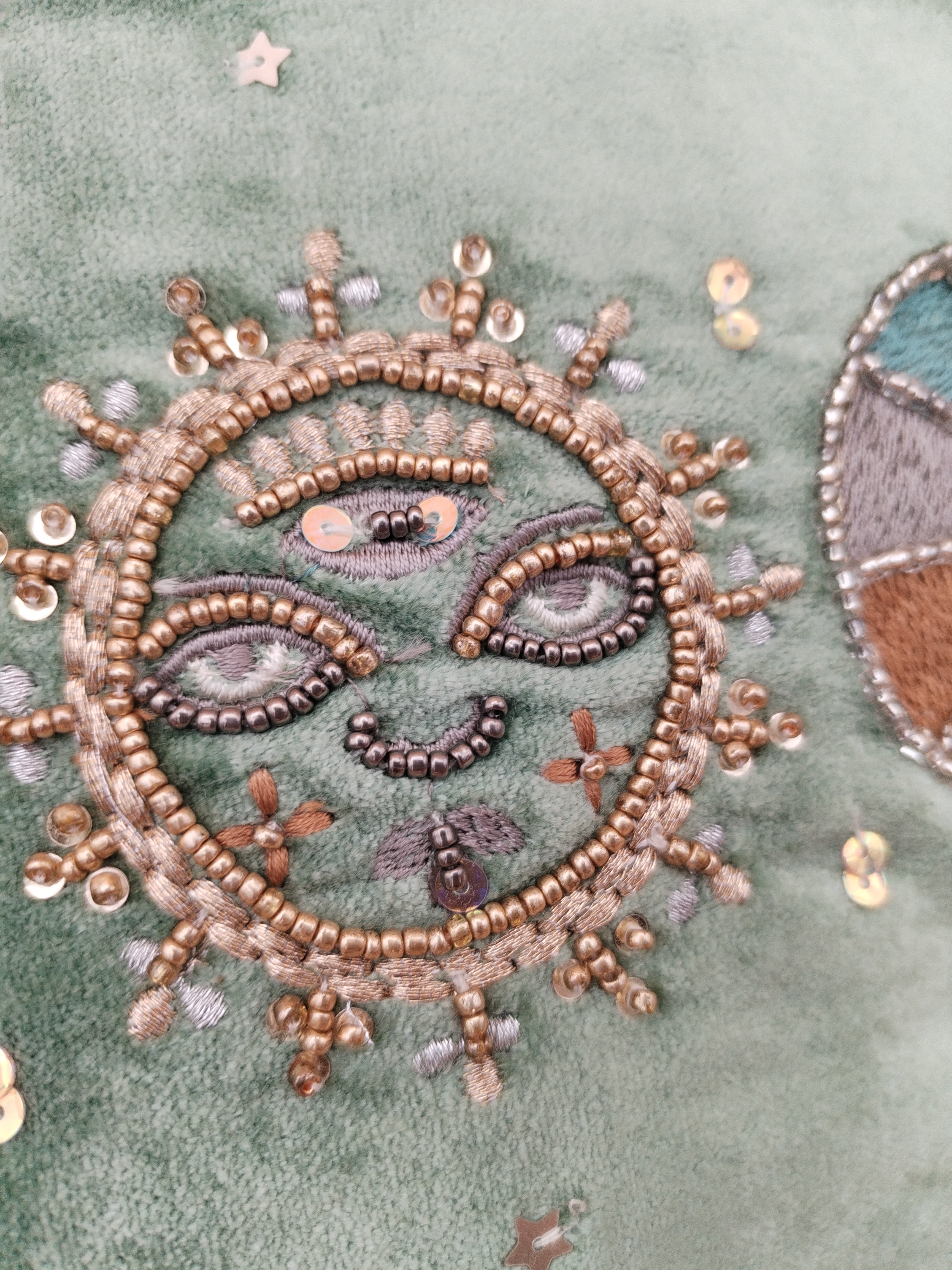 Pochette velours céleste soleil et lunes brodées