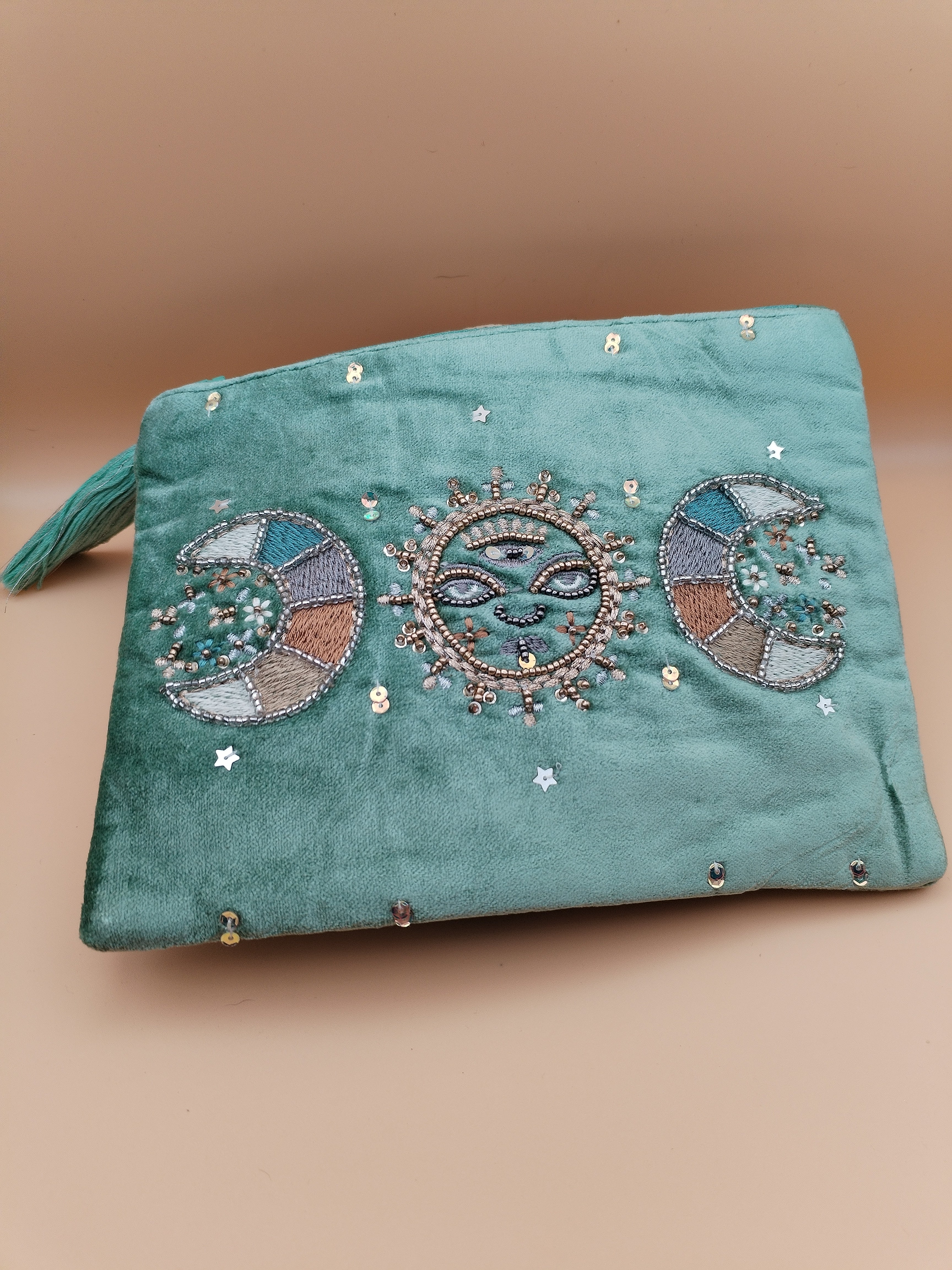 Pochette velours céleste soleil et lunes brodées