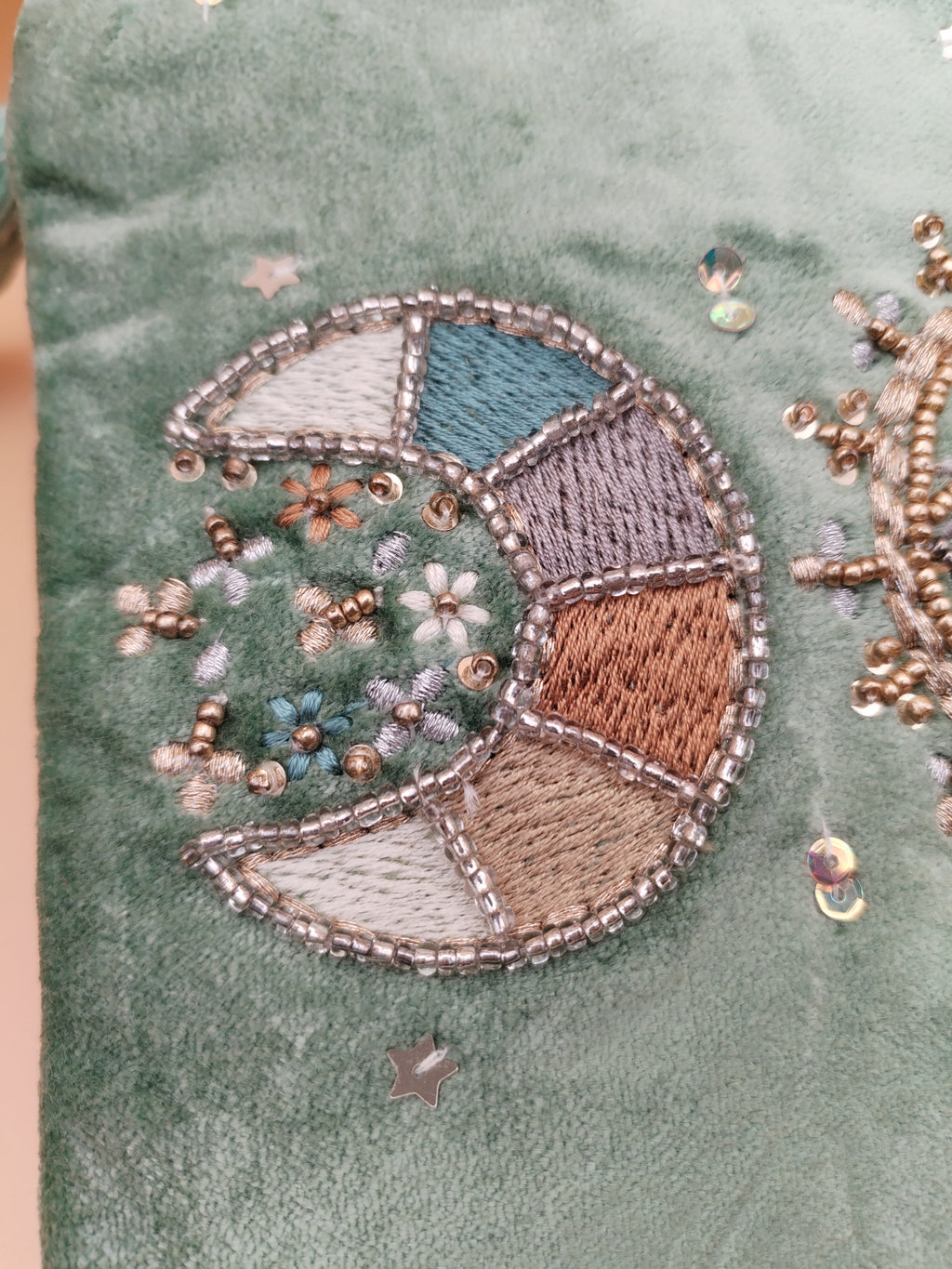 Pochette velours céleste soleil et lunes brodées