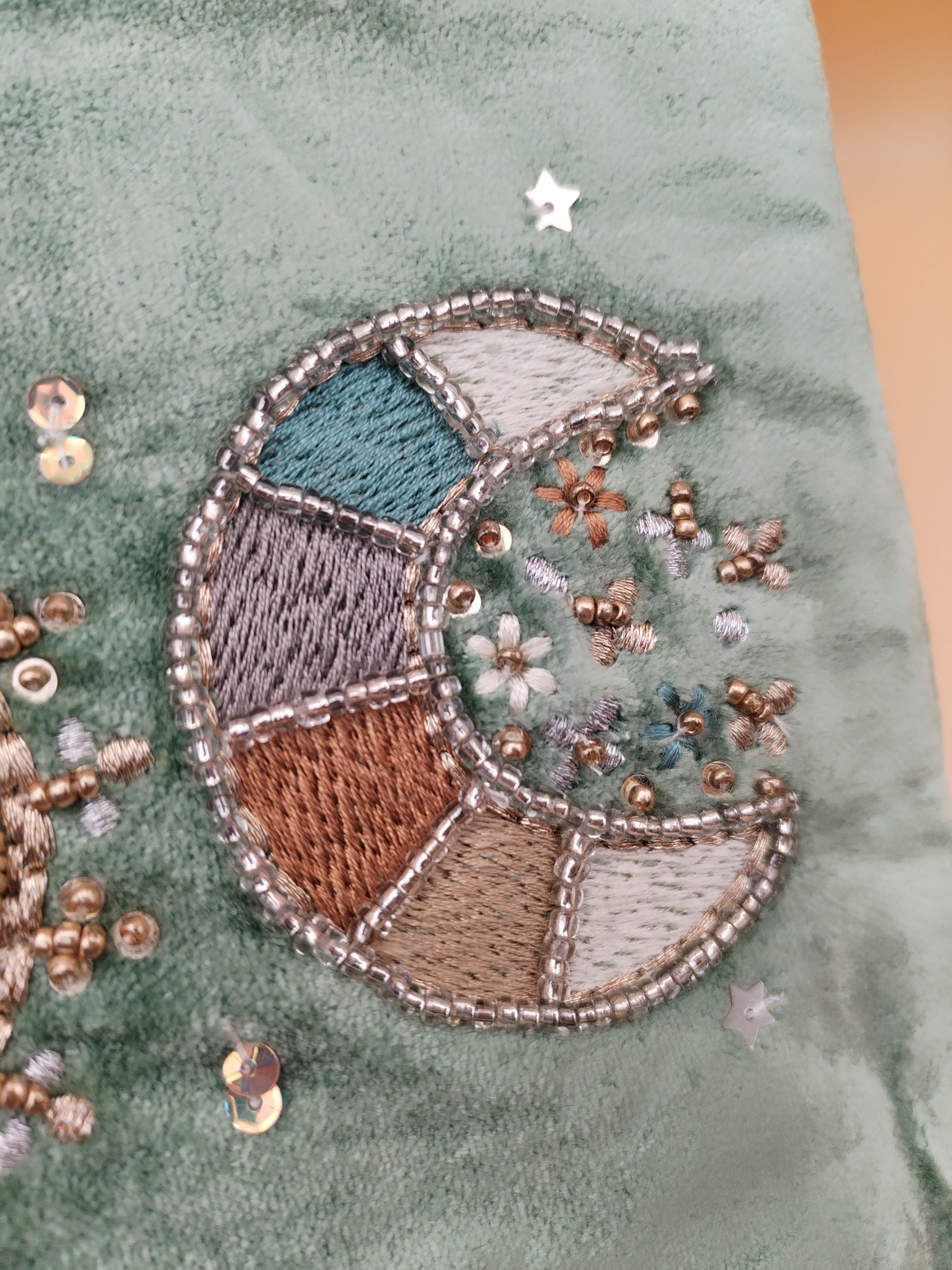 Pochette velours céleste soleil et lunes brodées