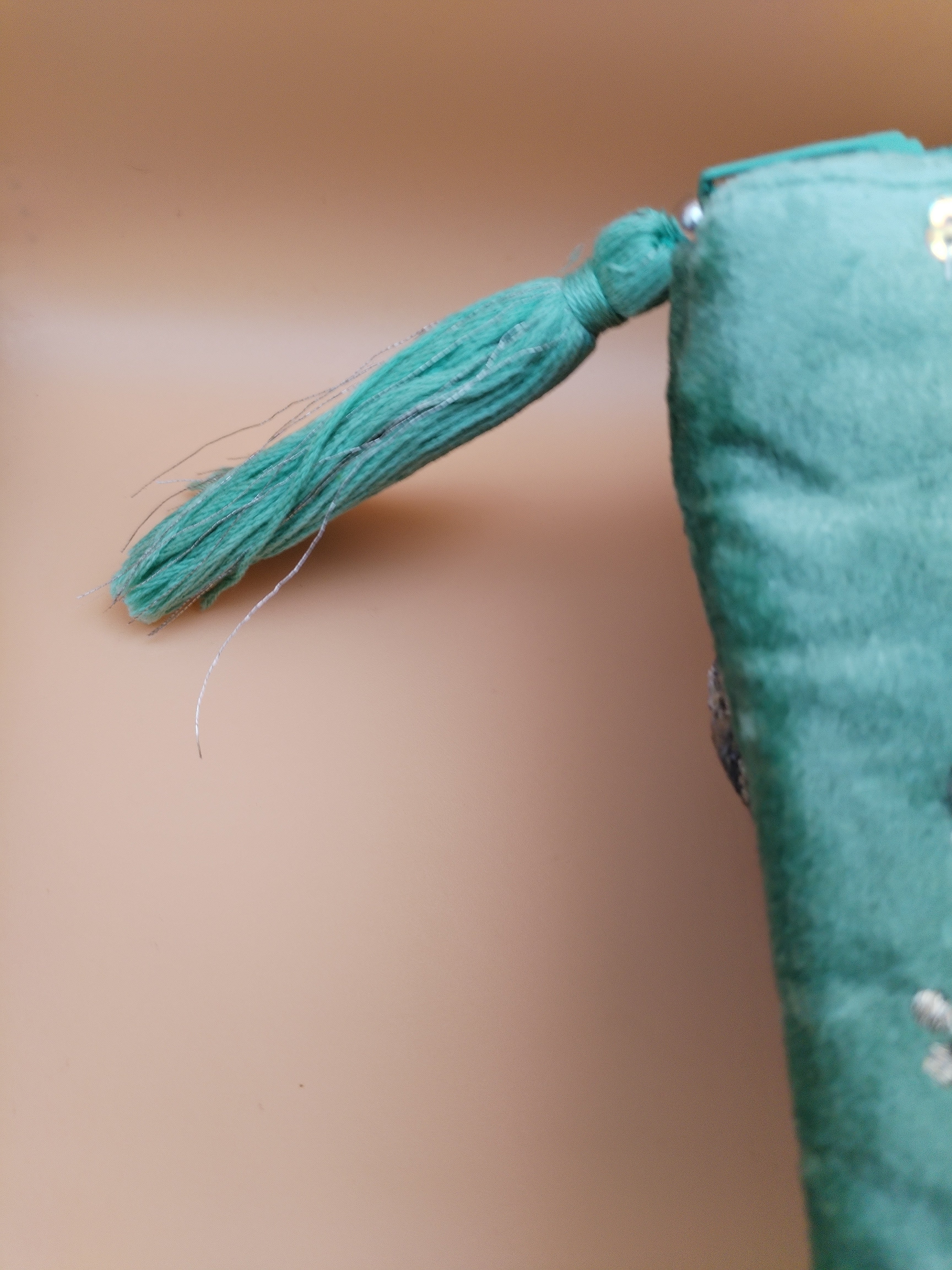 Pochette velours céleste soleil et lunes brodées