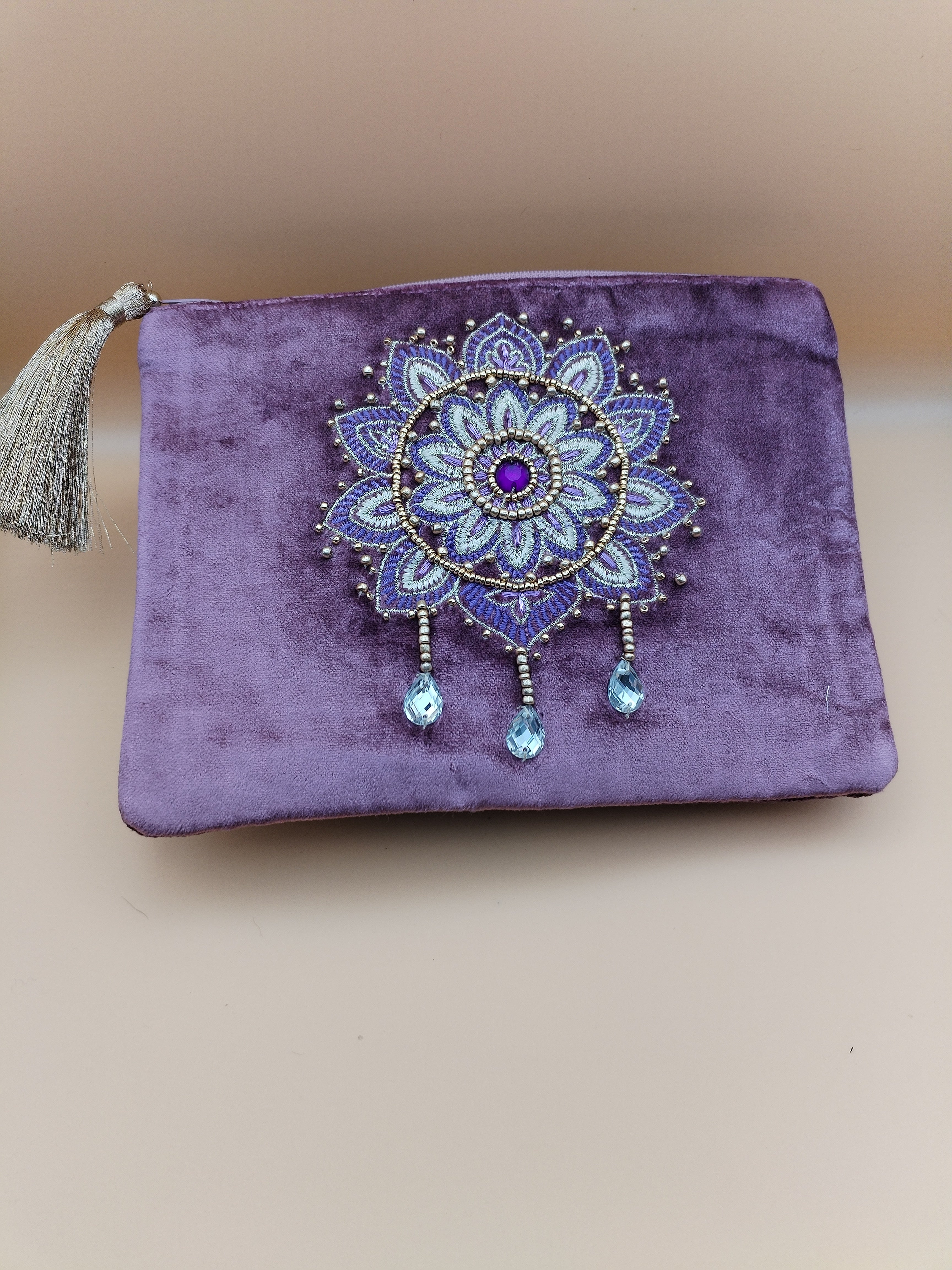 Pochette velours violette brodée mandala et perles