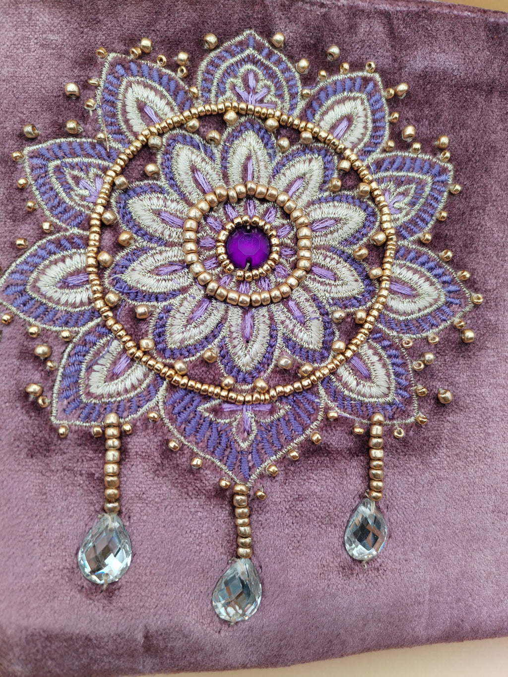 Pochette velours violette brodée mandala et perles