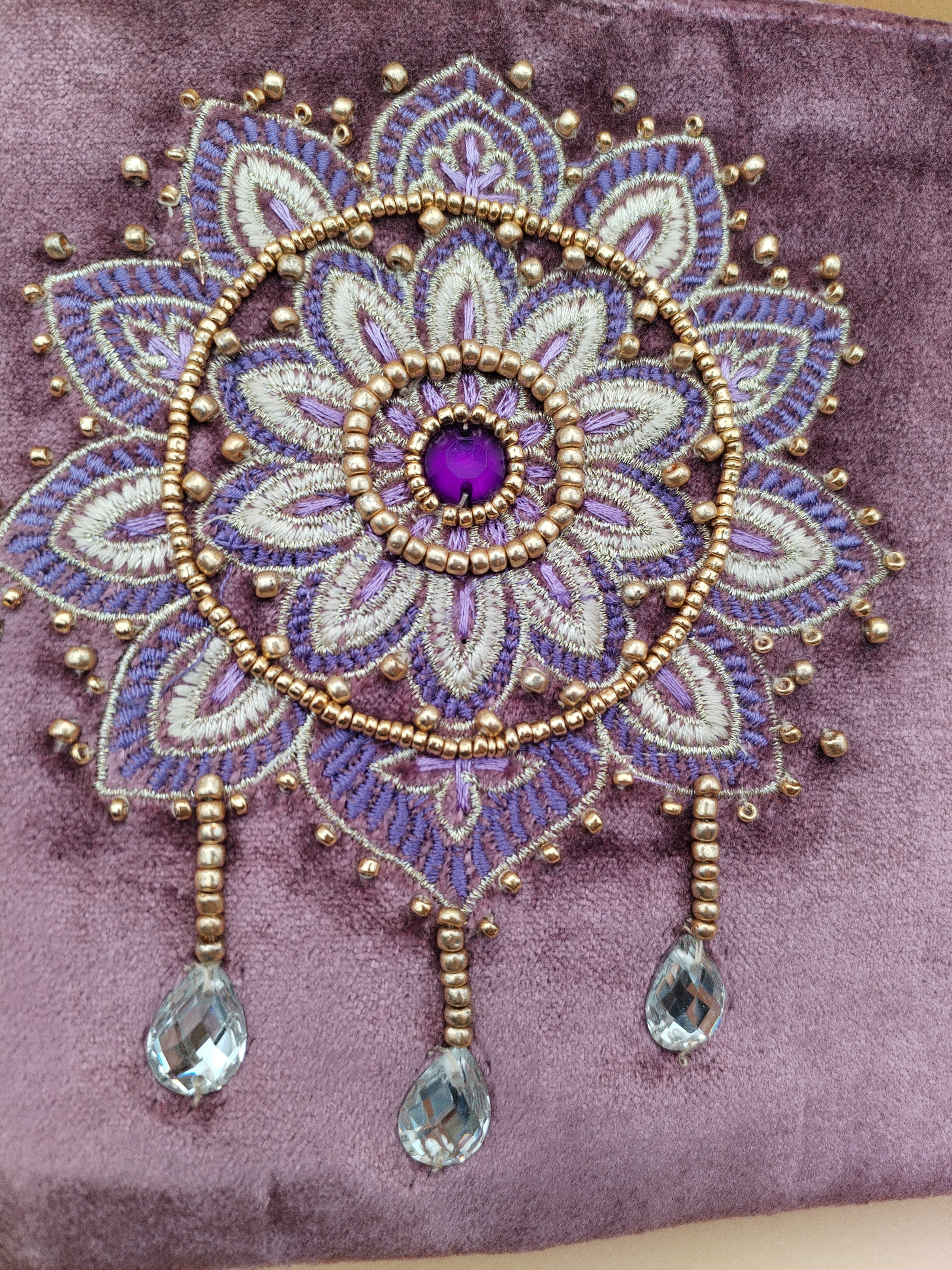 Pochette velours violette brodée mandala et perles