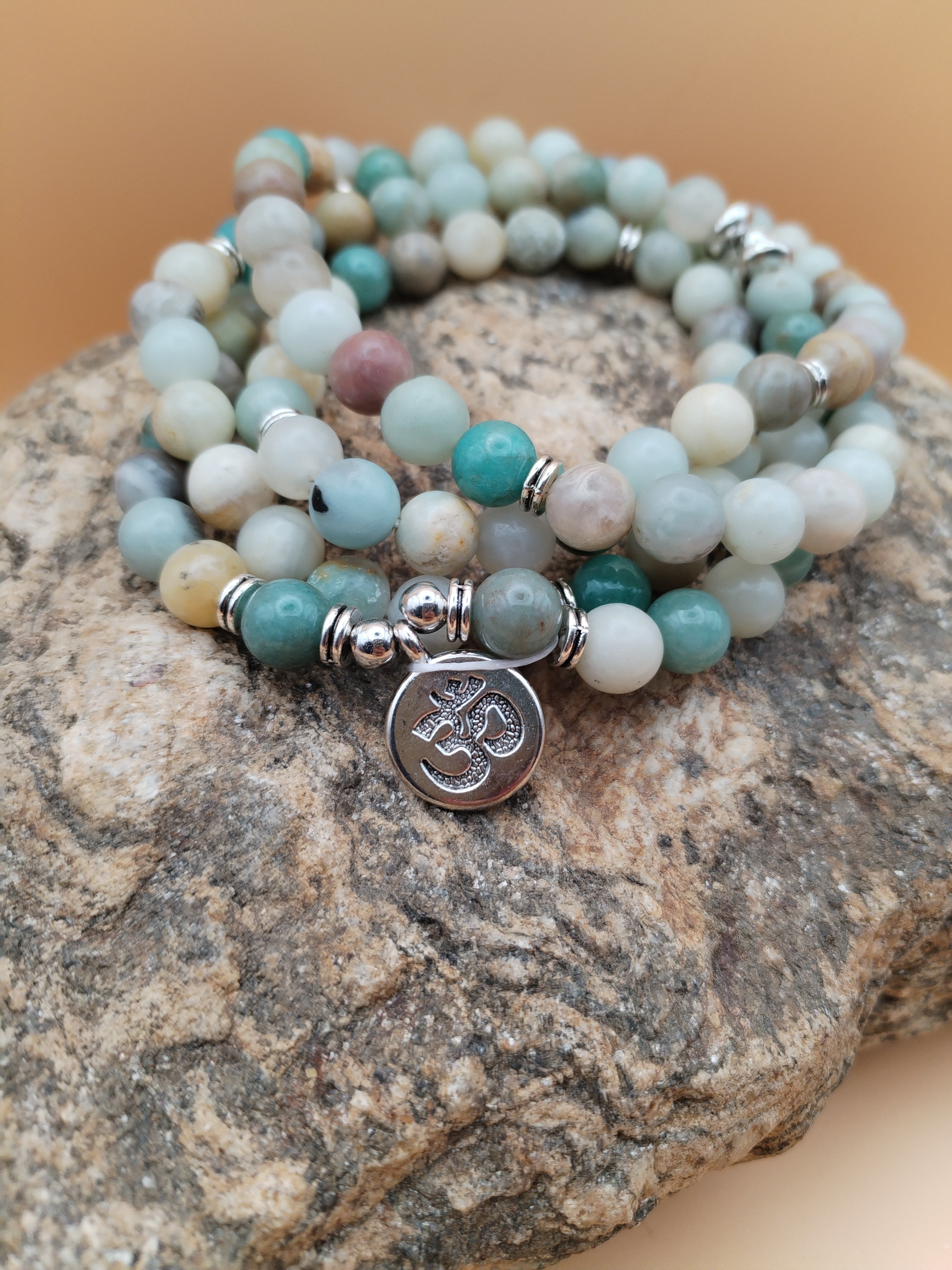 Mala bracelet/collier élastique en amazonite – 108 perles – breloque Ohm