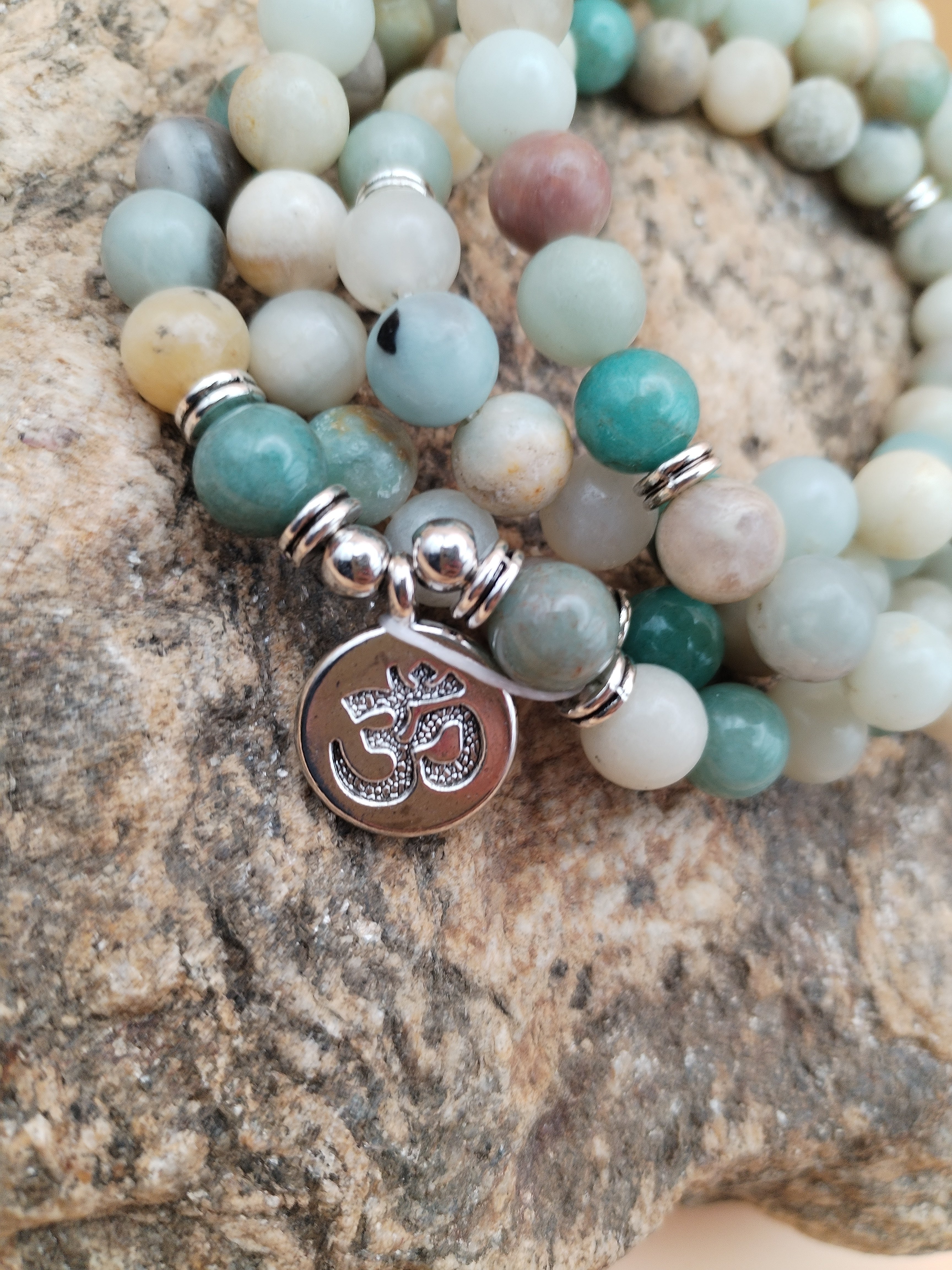 Mala bracelet/collier élastique en amazonite – 108 perles – breloque Ohm