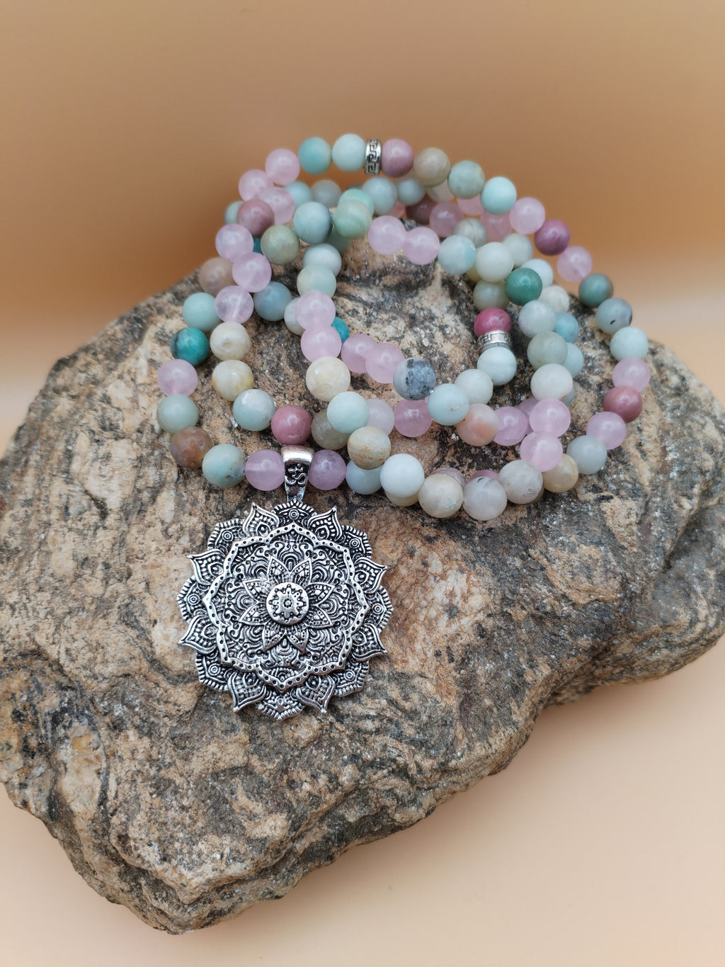 Mala 108 perles amazonite, quartz rose, rhodonite , pendentif mandala