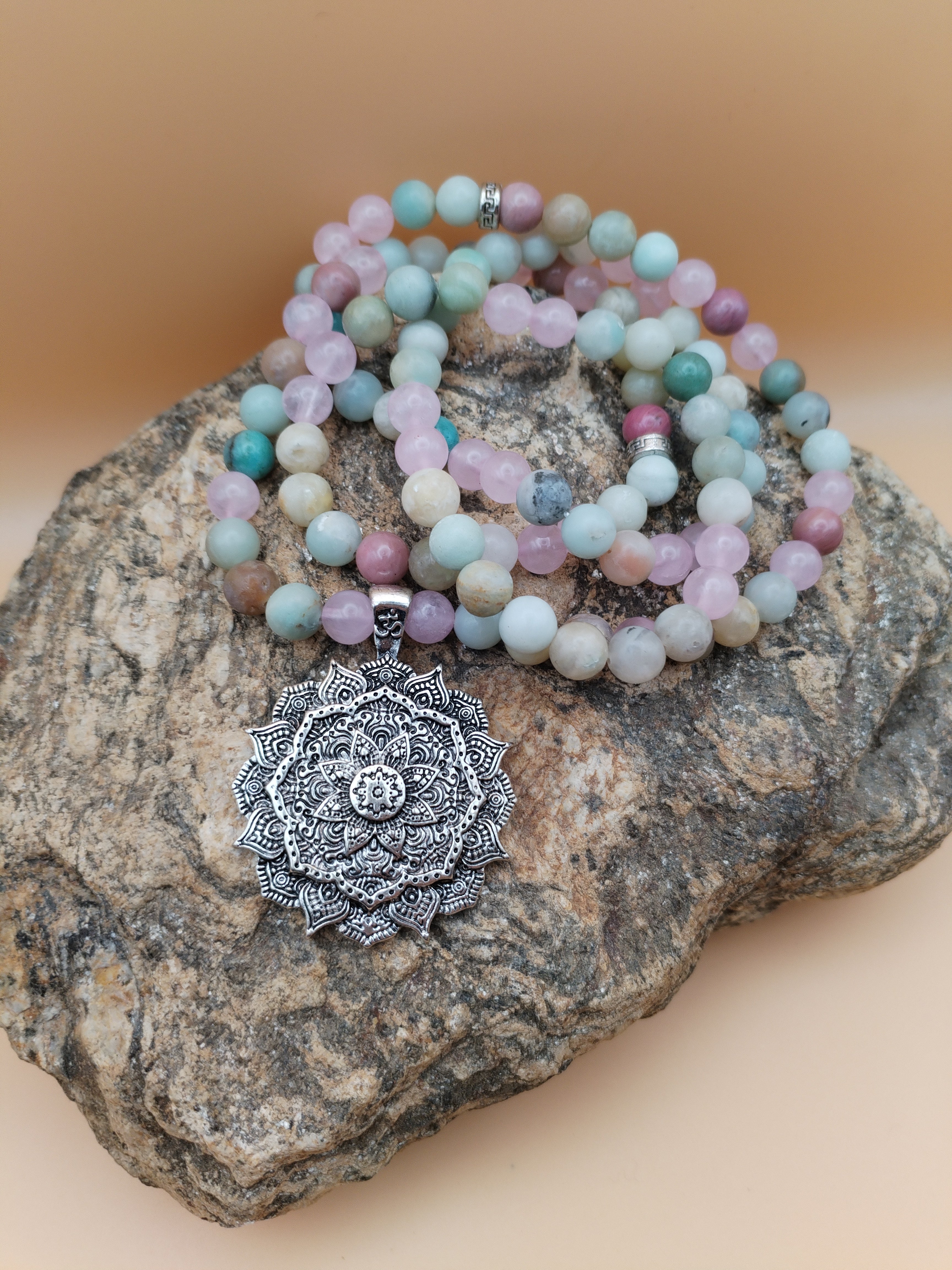 Mala 108 perles amazonite, quartz rose, rhodonite , pendentif mandala