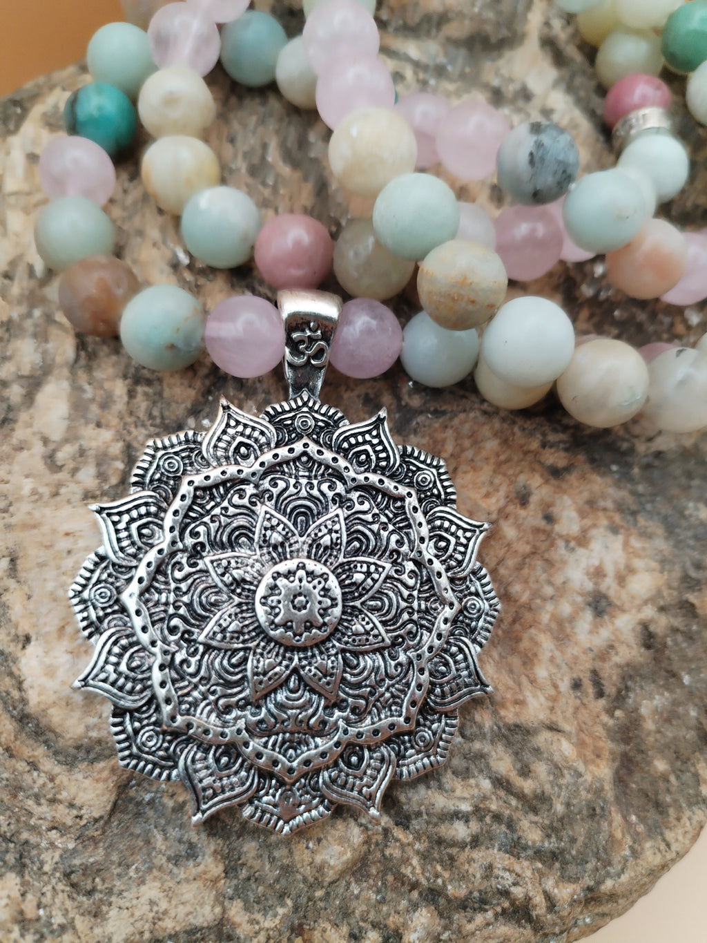 Mala 108 perles amazonite, quartz rose, rhodonite , pendentif mandala