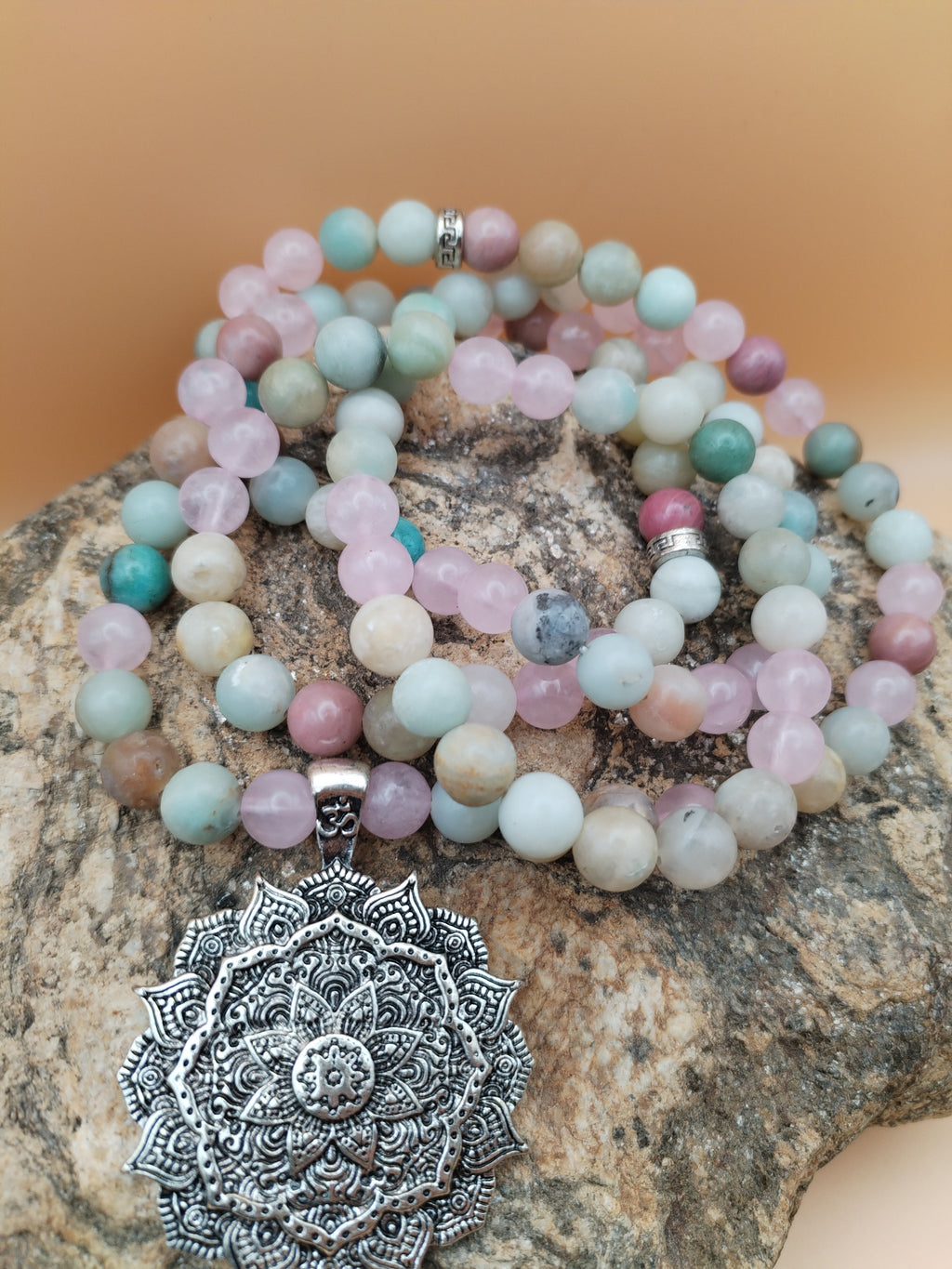 Mala 108 perles amazonite, quartz rose, rhodonite , pendentif mandala