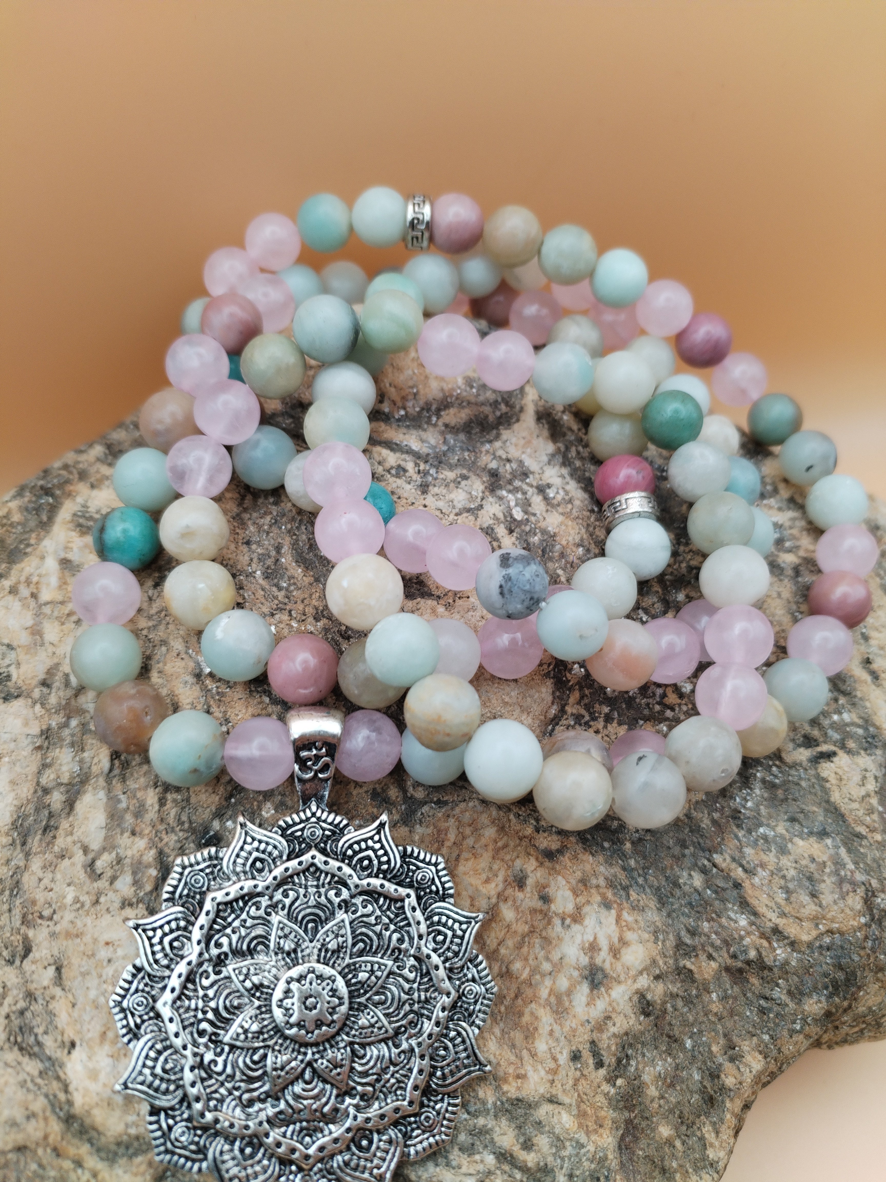 Mala 108 perles amazonite, quartz rose, rhodonite , pendentif mandala