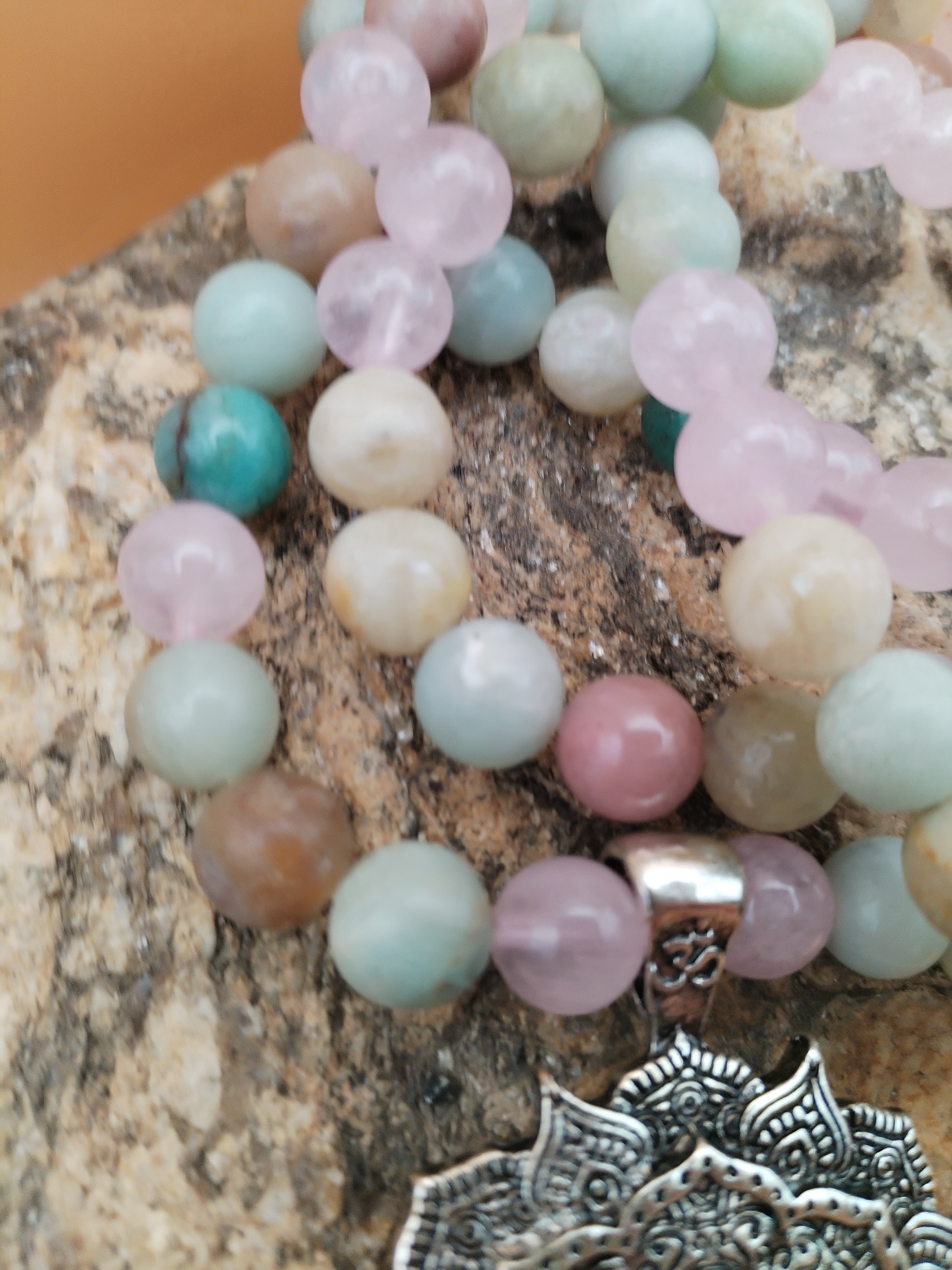Mala 108 perles amazonite, quartz rose, rhodonite , pendentif mandala