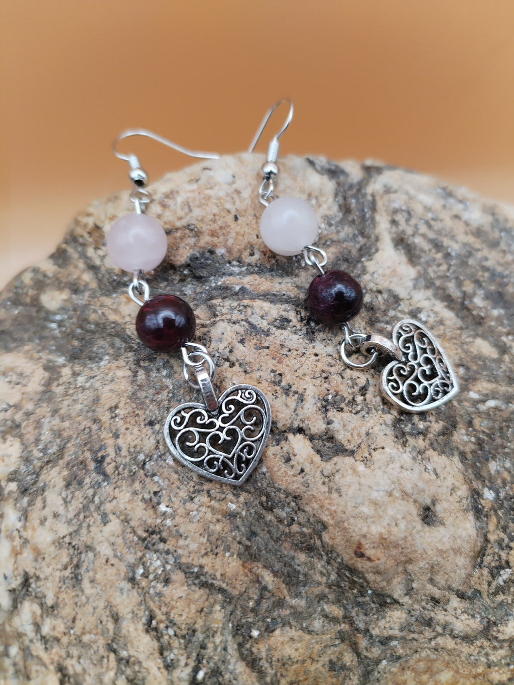 Boucles d’oreilles en quartz rose &amp; grenat – Cœur argenté – Style bohème romantique
