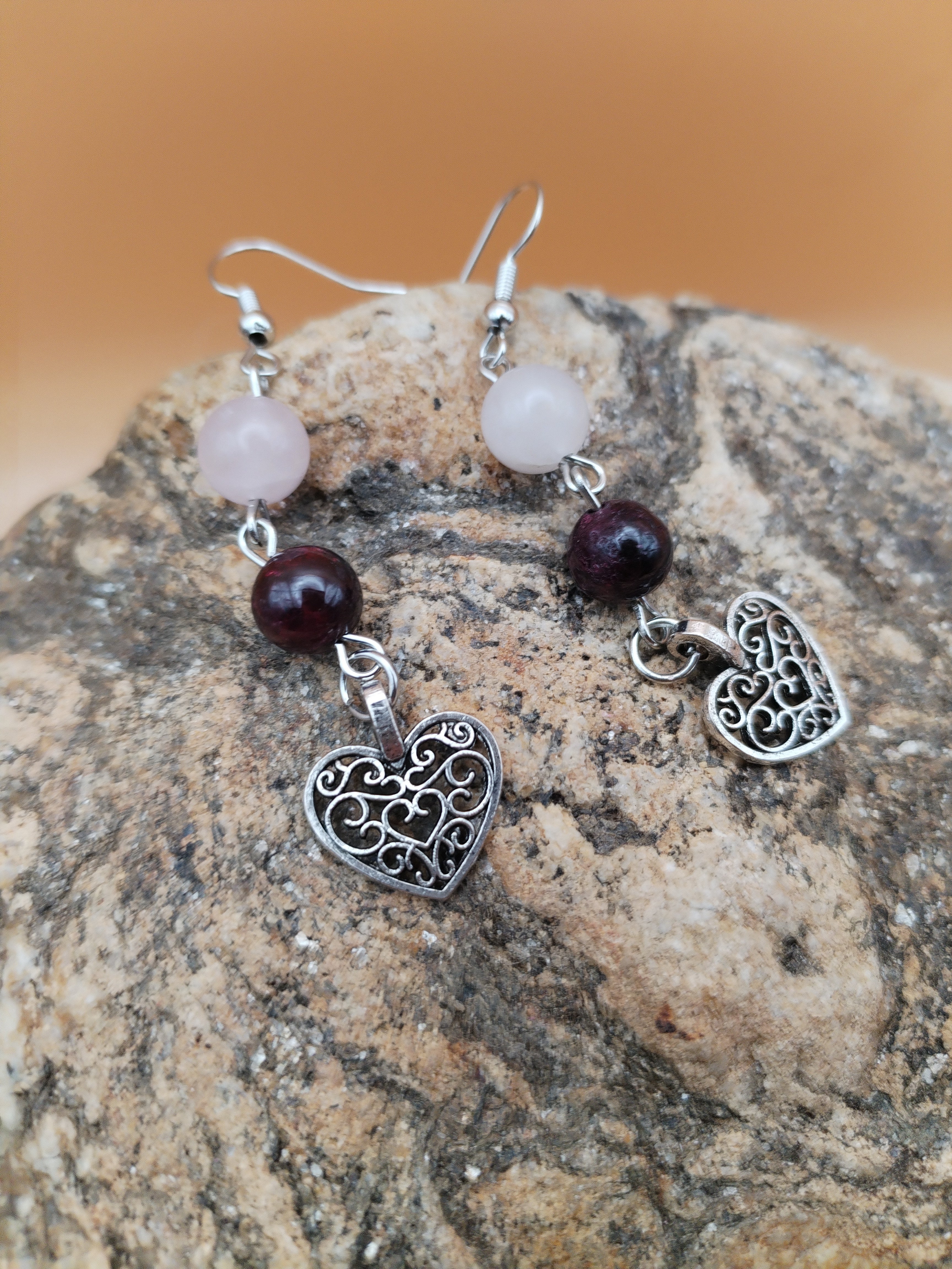 Boucles d’oreilles en quartz rose &amp; grenat – Cœur argenté – Style bohème romantique