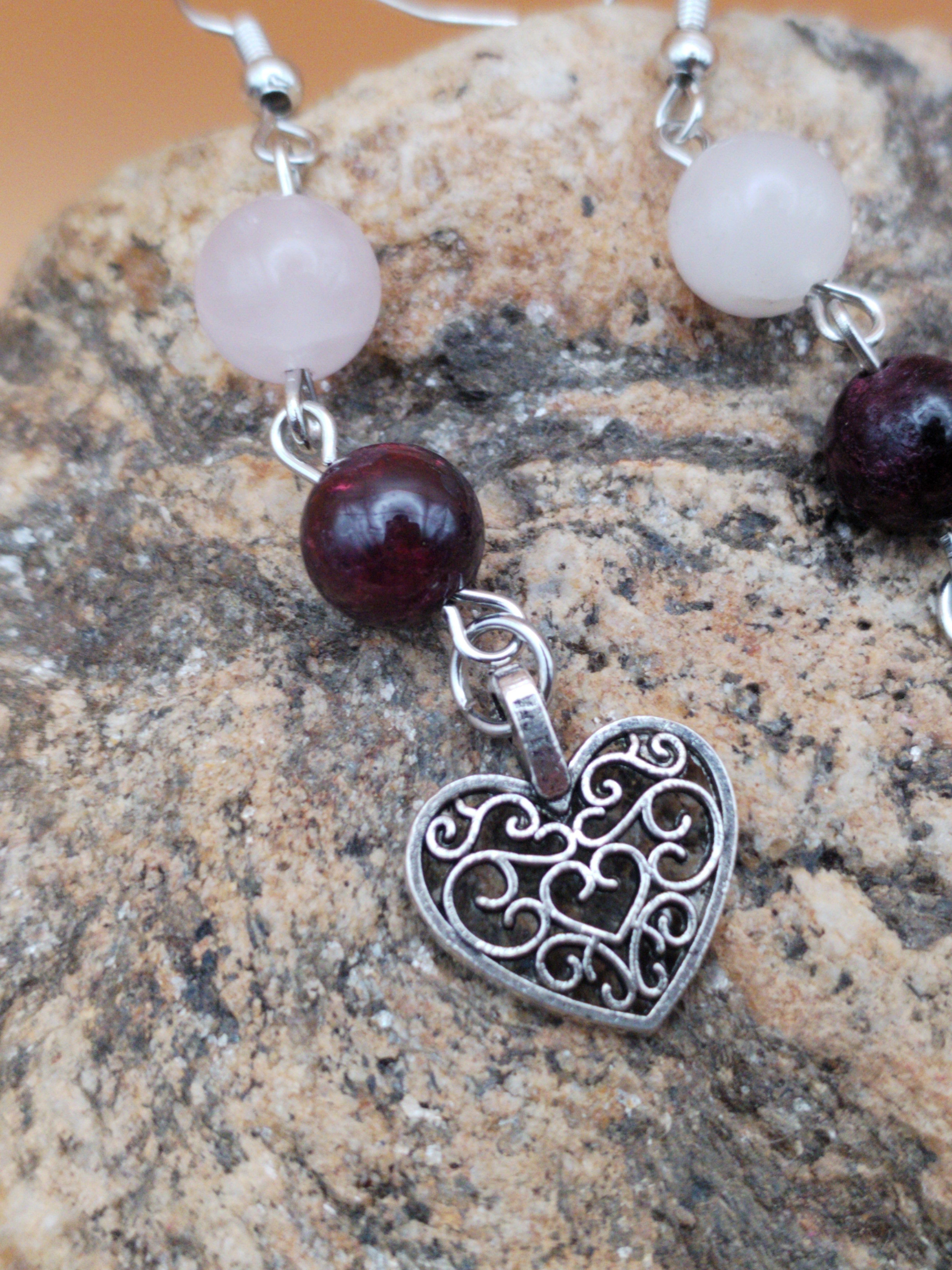 Boucles d’oreilles en quartz rose &amp; grenat – Cœur argenté – Style bohème romantique