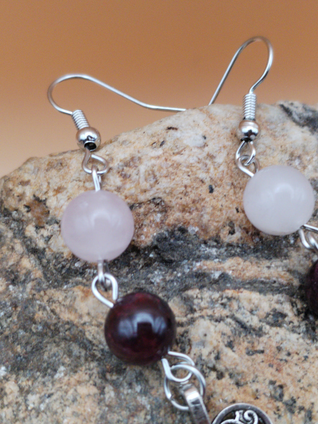 Boucles d’oreilles en quartz rose &amp; grenat – Cœur argenté – Style bohème romantique