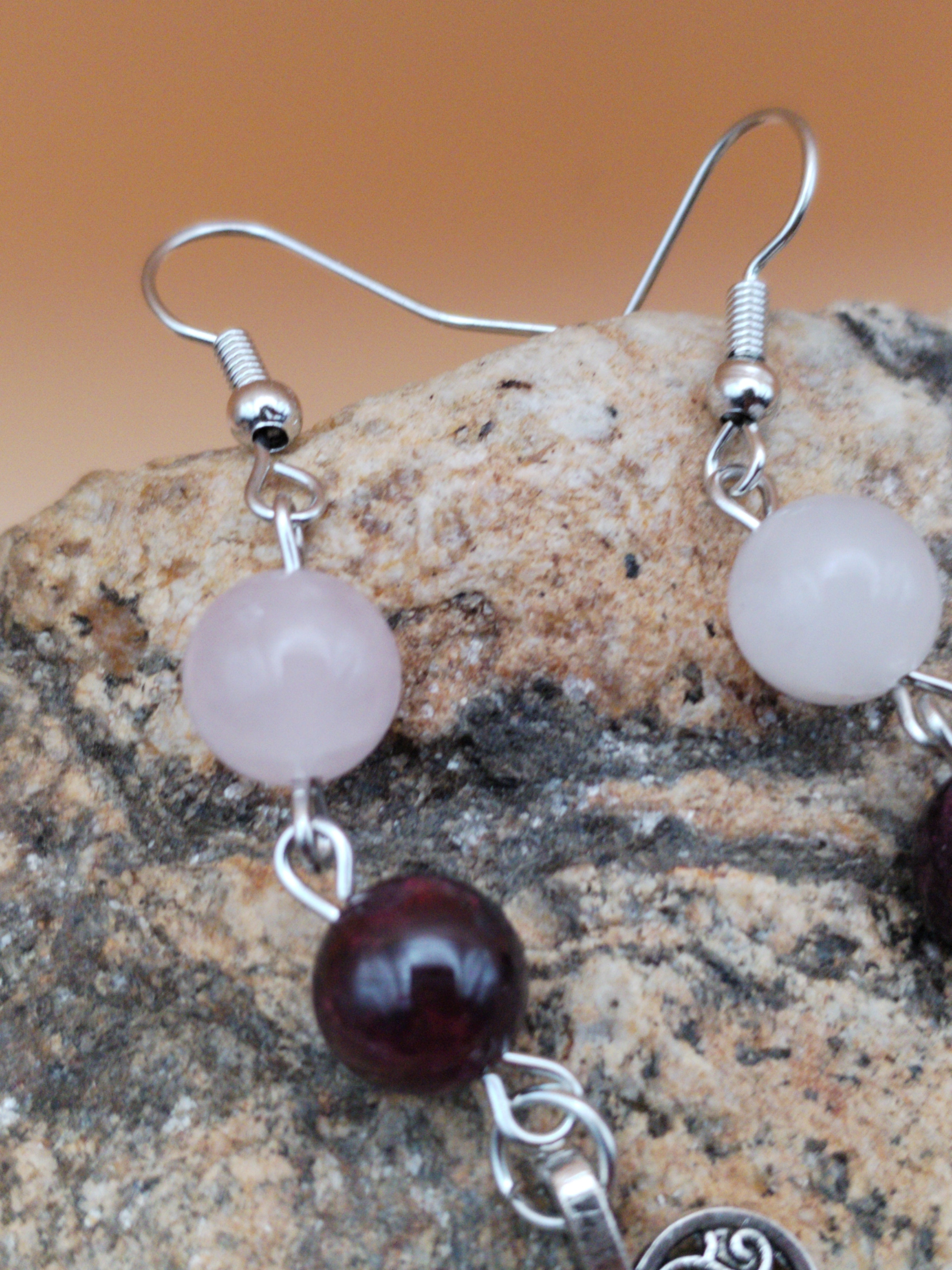 Boucles d’oreilles en quartz rose &amp; grenat – Cœur argenté – Style bohème romantique
